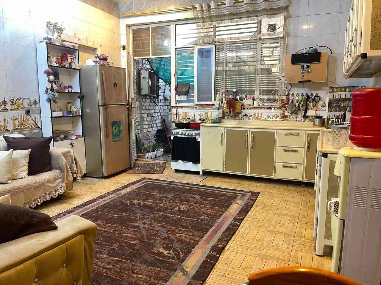 السلام عليكم
بيت للبيع بناء طابقين 

الطابق الارضي يحتوي على غرفة أستقبال + غرفة منام 

+ مطبخ + حمامات عدد 2 داخلي + خارجي 

الطابق الأول يحتوي على غرفتين منام + حولي + حمام  

• مساحة الدار 115 م 

• الواجهة 11.5 م * النزال 10 م 

• صنف الارض طابو زراعي 25  

العنوان / الشعلة شارع الصناعة قرب اسواق طيبة قبل سيطرة السلاميات 

للأستفسار / ***********
