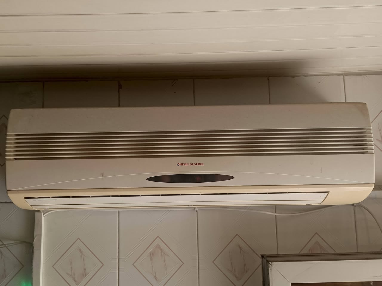 سبلت ماركة SHKAR GENERAL طن ونص (18000 BTU) حار/بارد بحاله جيده موديل 2012 بس ناقص غاز سعره 140الف 
تواصل واتس اب ***********
