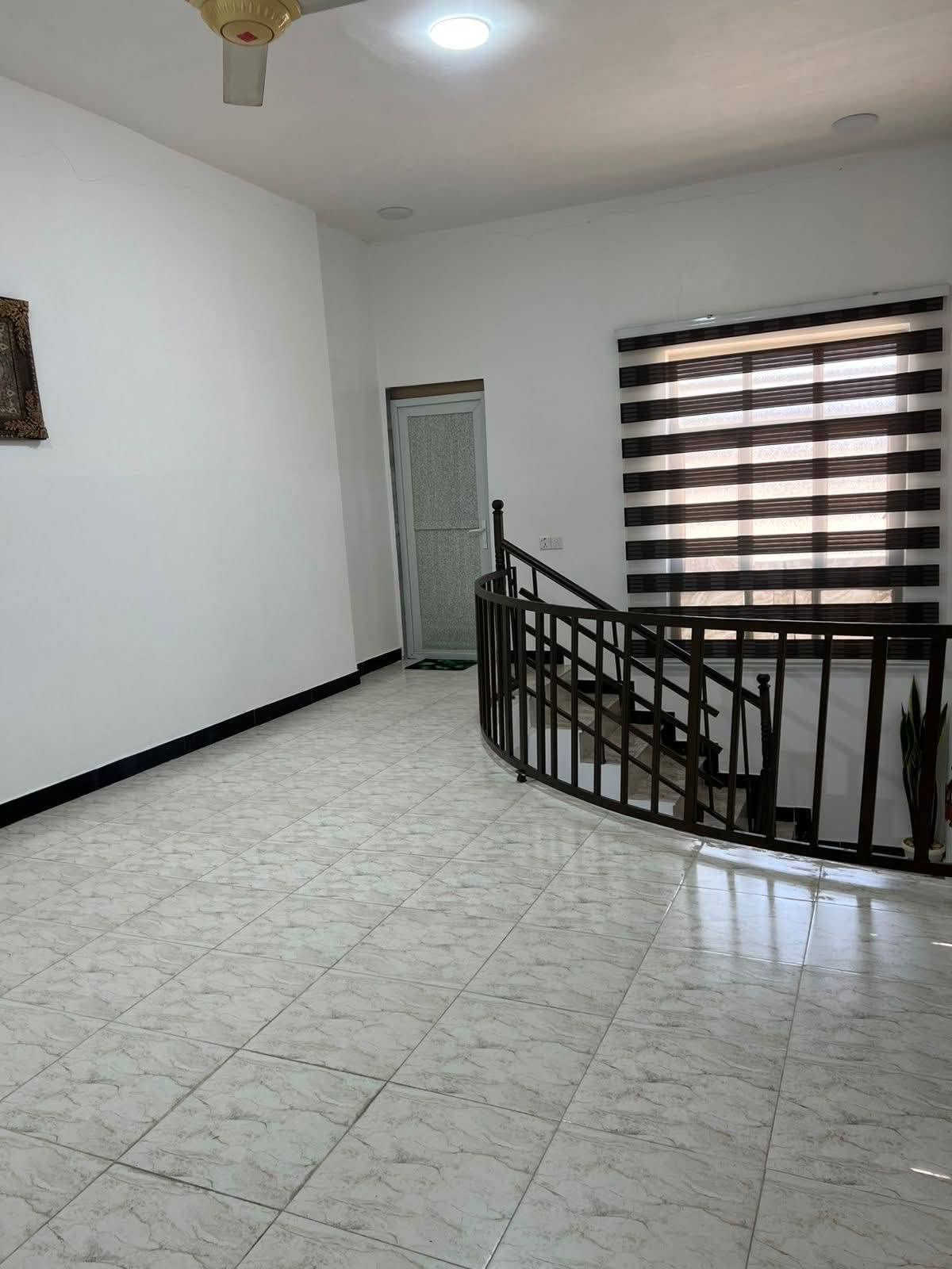 بيت للبيع المساحه 180 في حي العهد يم فلكت الزعيم وره مضيف ابو فياض يحتوي الطابق الول مطبخ ستقبال صاله غرفة نوم داخلها حمام وحمام ثاني بصاله يحتوي عله صحيات والطابق الثاني يحتوي على غرفتين نوم وحمام وصحيات وصحيات خارجيه سند٢٥  السعر 115تصل على ***********
