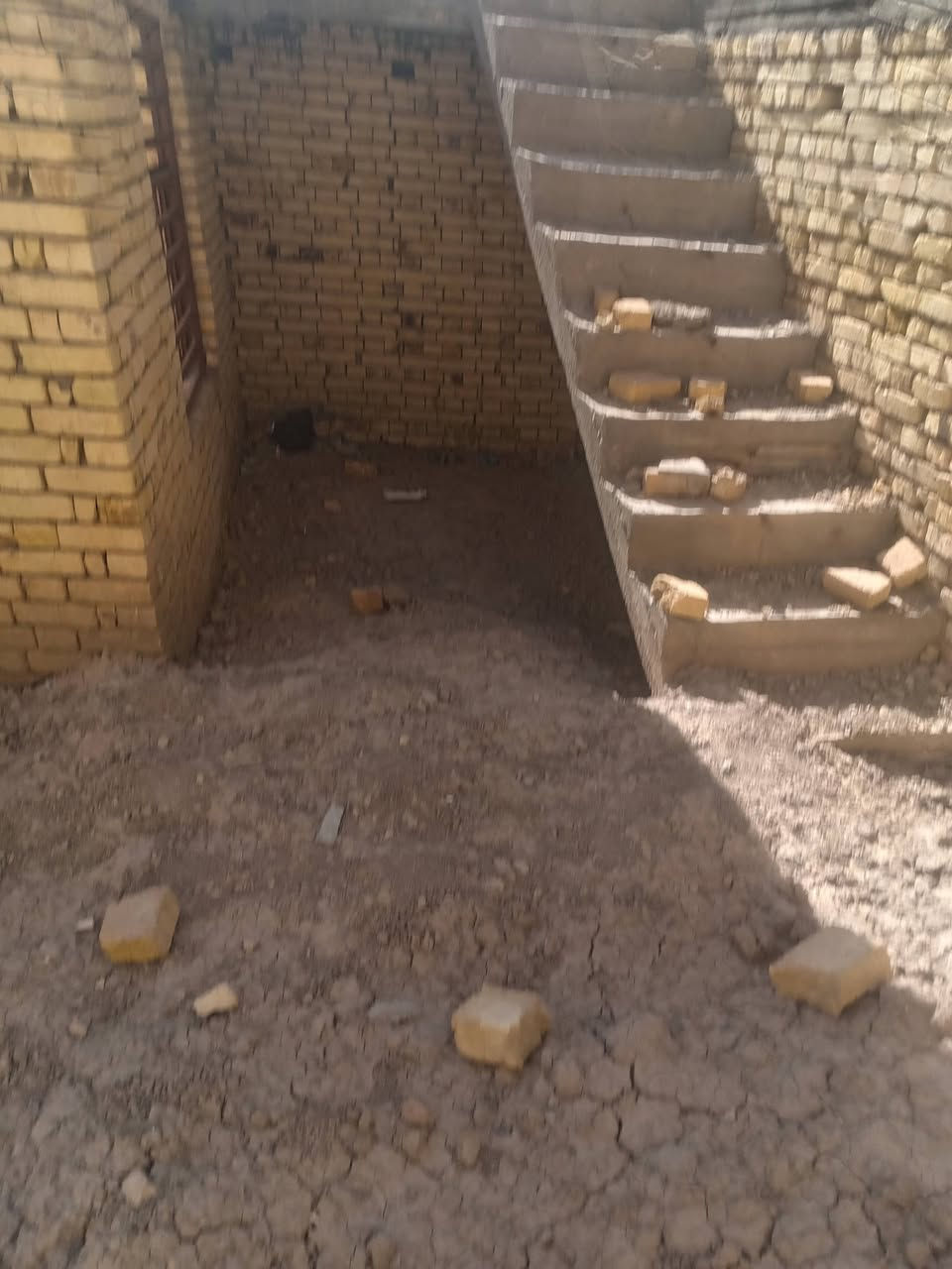 السلام عليكم بيت هيكل واصل العكادة بحي زهراء غرف ٢ براني مطبخ وصاله وصحيات ***********
