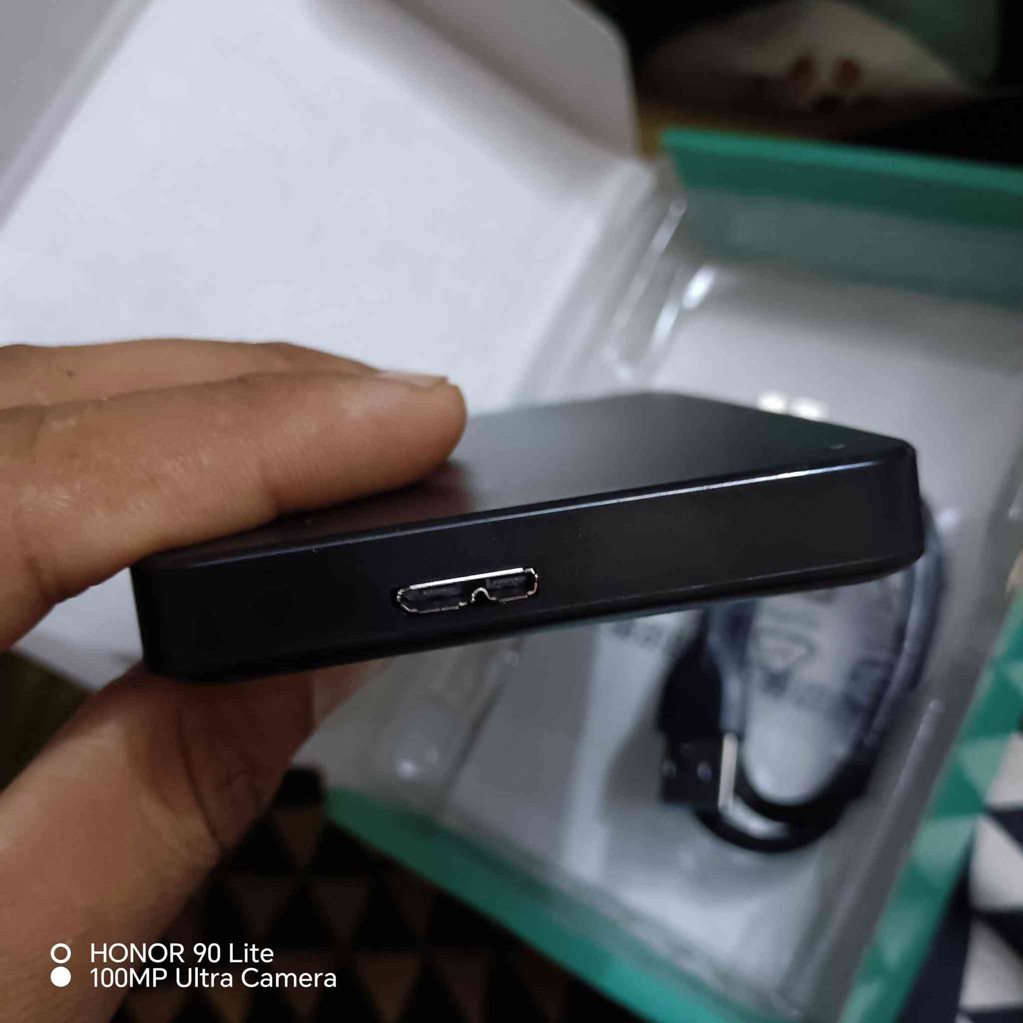 وحدة تخزين خارجي هارد ديسك سعتها 640GB يوجد منها 6 قطع للتواصل و الاستفسار خاص مازنجر او على الرقم التالي ***********
