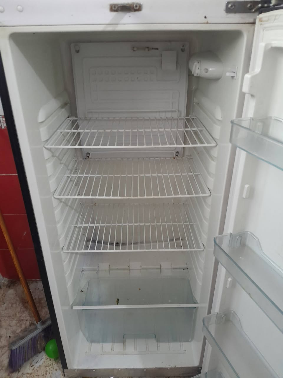 للبيع ثلاجه مبدل ماطور اصلي ب١٦٠ سعره ٢٠٠ بيا مجال
غساله هيتاشي شغاله سعره ١٥٠ 
بنكه شحن تحتاج تبديل بطاريه شغاله سعره ٧٥
*********** علق ودخلك خاص
