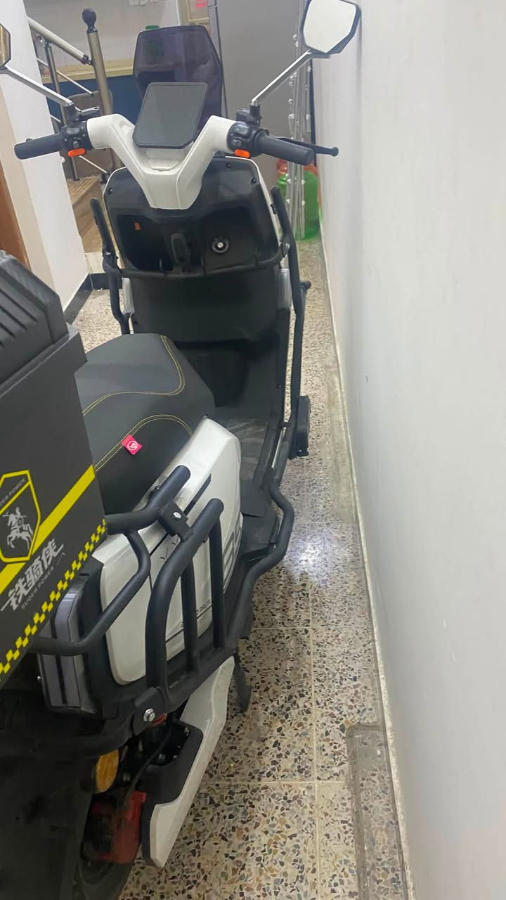 السلام عليكم دراجه دراجه شحن للبيع   السرعه مال دراجه 85 وشحن يطول 80 كيلو دراجه كامله من كل شيء خير من الله المكانن الدورة  الاتصال ***********
