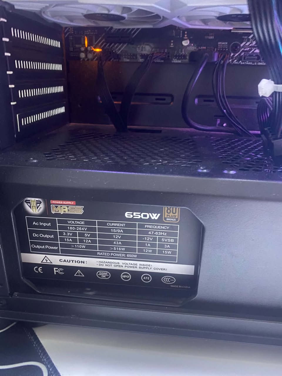 السلام عليكم تجميعه للبيع مع ماوس مواصفاته 
R5 5500                                           RAM 16 3200                                  RTX 4060 PNY WIHET                          SSD 512                                                    M.2 256                                              P.S 650 W MASS                 كيس4 مراوح RGB                     تجميعه نضيفه وجديده سعر 875 مكاني كوت وموجود توصيل للاستفسار خاص او ***********
