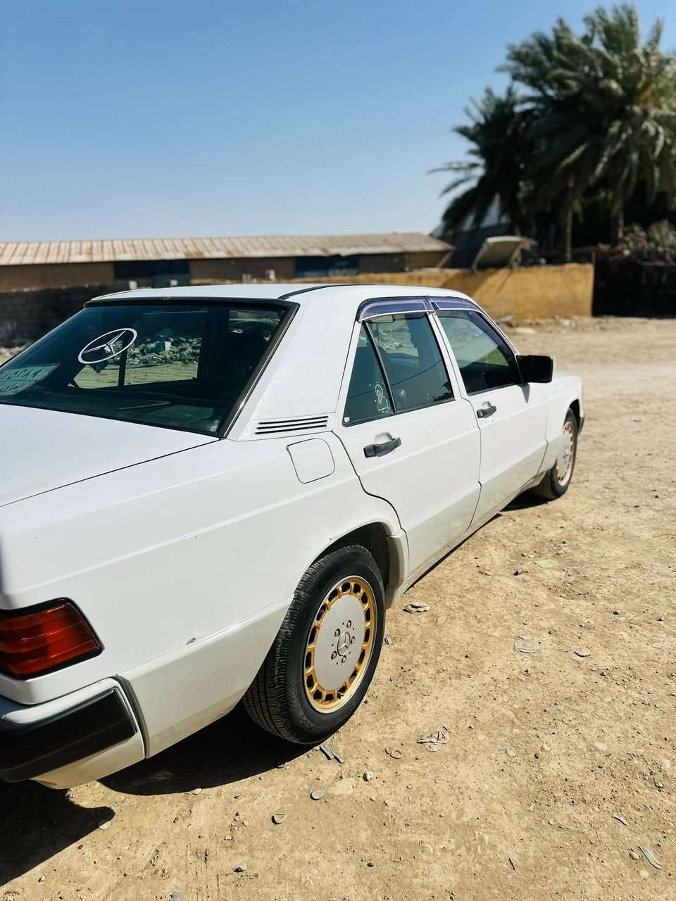 السلام عليكم
مارسيدس E190 طيارين للبيع 

موديل 1990 محرك 4 سلندر عنكبوت 

رقم اربيل سنوية نافذة 

بيها صبغ جاملغ خلفي فقط جهة السائق 

غرفة جديدة جلد جام كهرباء كشن كهرباء 

السعر 55 ورقة وبيها مجال للشراي 

للاستفسار ***********

