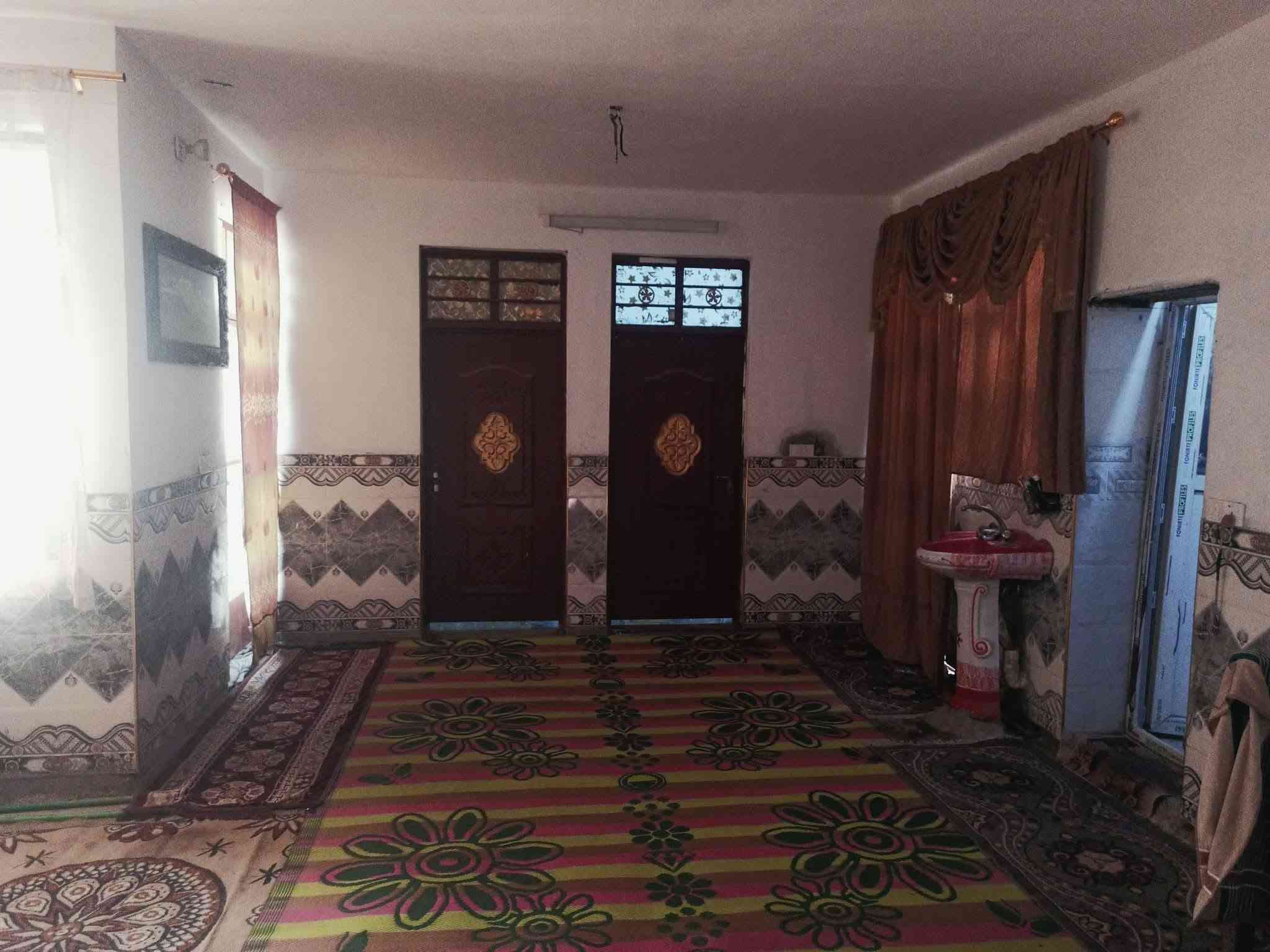 السلام عليكم
بيت مساحه 250 مترطابقين
عدد غرف 4
عدد صاله  2
حمامات  2
صحيات  2
استقبال 1
محل كبير مع البيت 
شارع بيت ابو داخل خدمات كامله
الاتصال على الرقم ***********

