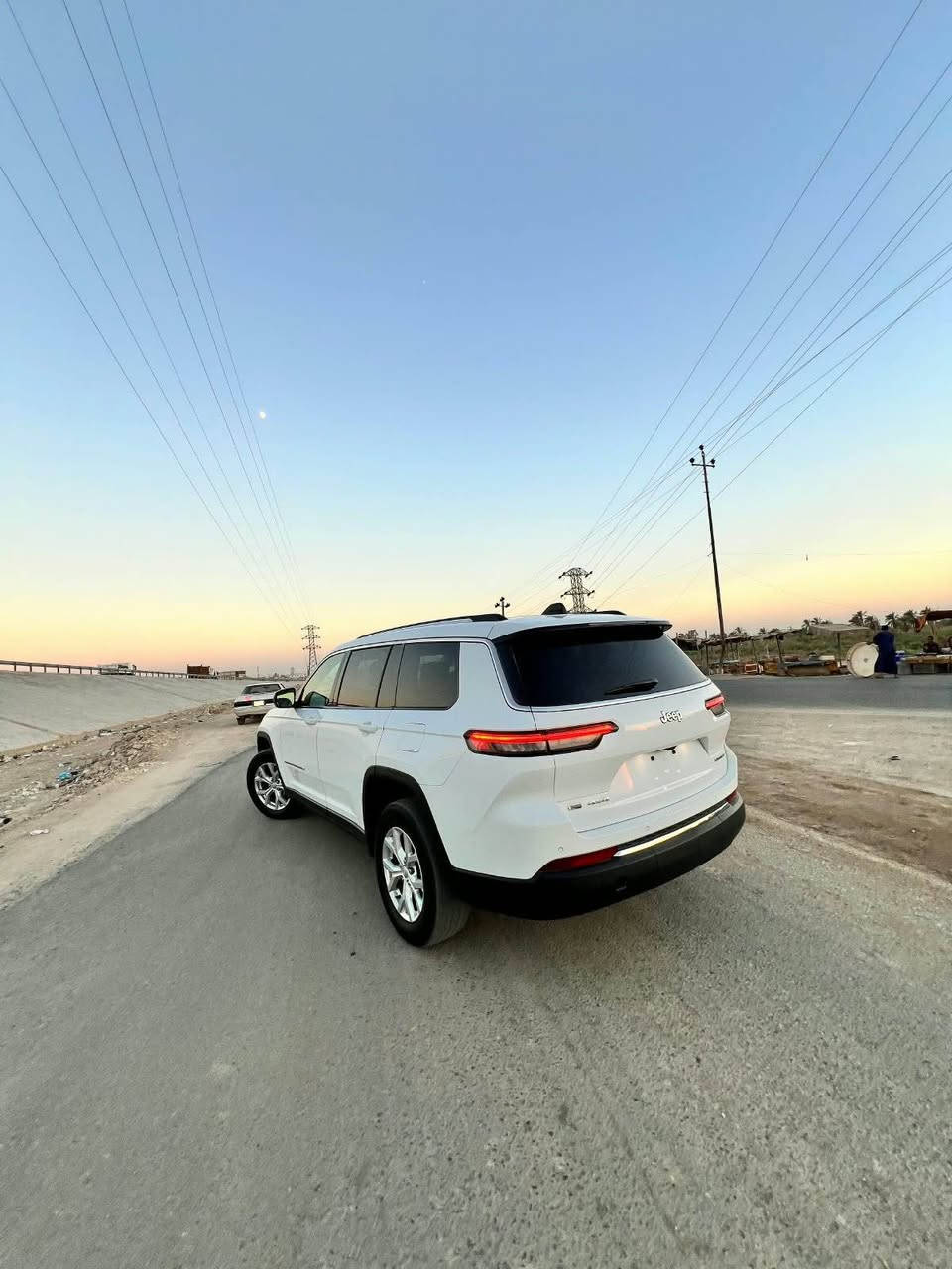 السلام عليكم لبيع Jeep LMlTED 2023  حره رقم بغداد دولي بسمي تحويل ثاني يوم السياره حلوه جديده ستخدام شخصي مبدل بيه فقط اللايت المامي وصبغ ربع بنيد وصبغ خشم الجاملغ المامي والباقي كفاله من كلشي ارباك كفاله مضارب لا شخوط السياره لا زلوغ لا فتح لاتبديل لا كلشي السياره على البلاد وضعهاا موصفات فول عدا الفتحة  اتصل ***********مكان السياره البصره     *********** القرنة, البصرة
