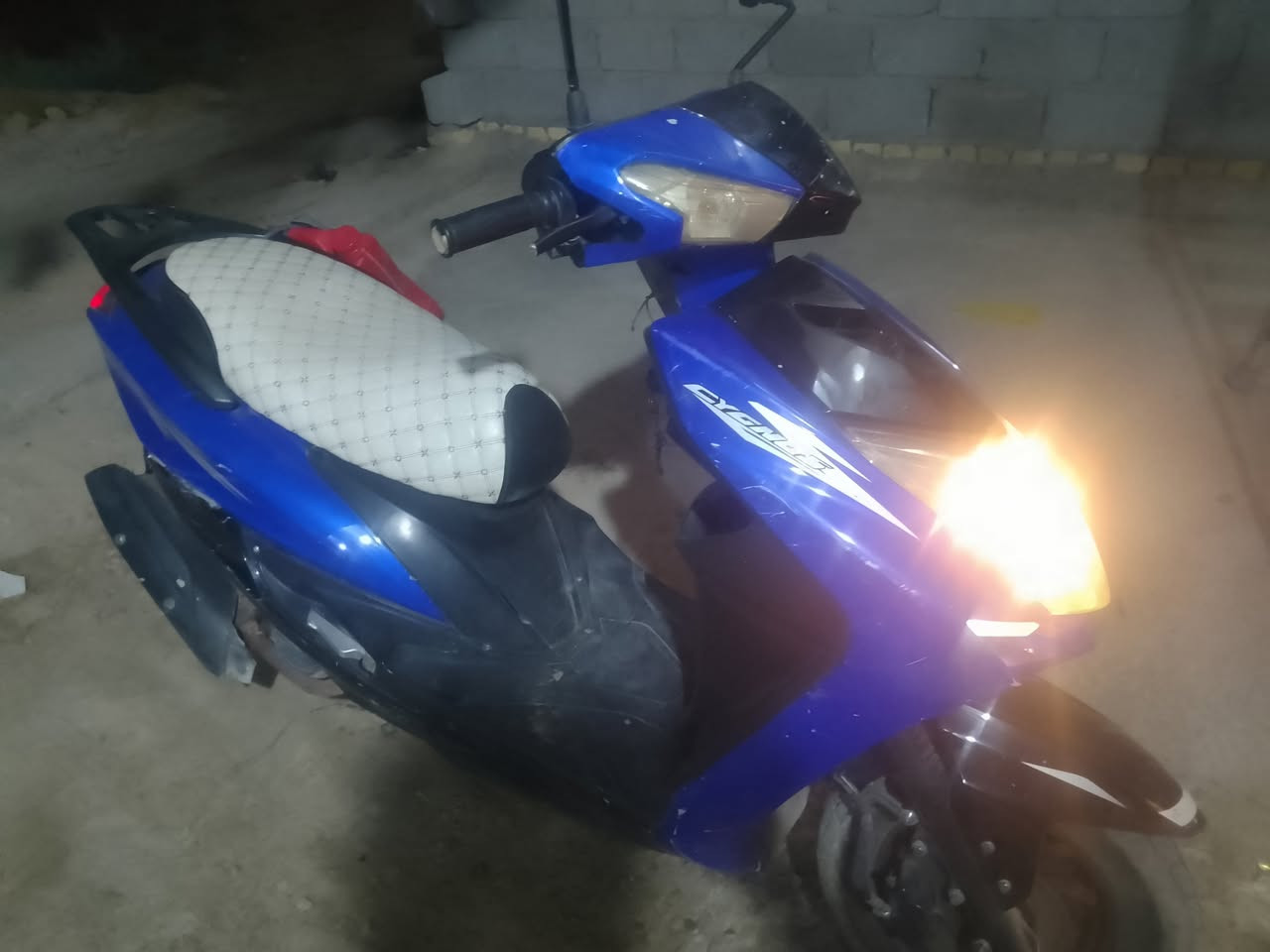 السلام عليكم دراجه سكنس مناقصه شي مديل تلاثه وعشرين تجي تفحص وتشوف بعينك سعر 300وبيه مجال مكاني طويريج رقم ***********
