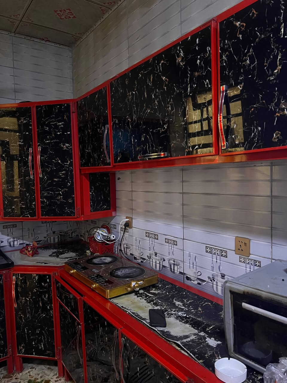 السلام عليكم
يتوفر بيت للبيع سعر125مليون مع المجال رقم الدار 37188
 طابق ونص  مساحه 100متر حي القدس  5*20
غرفتين نوم 
استقبال وصاله 
مطبخ صحيات 
اي استفسار تواصل على رقم التالي***********
