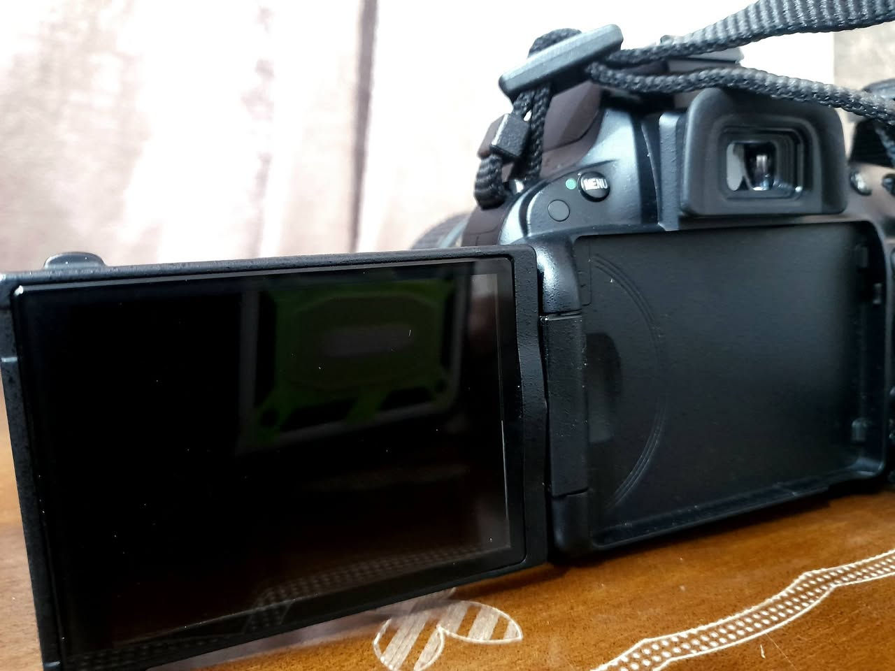 كاميرا نيكون Nikon D5100
شتر قليللل جدا يعني استخدام قليل بشكل مقارب للجديد نظافة 99% اذا مو 100% اصلاً 

- دقة 16.2 ميغابكسل.
- مستشعر CMOS بحجم APS-C (DX).
- تصوير فيديو Full HD 1080p.
- شاشة متحركة قياس 3 إنج.
- نظام تركيز تلقائي بـ 11 نقطة.
- تصوير متتابع بسرعة 4 صور بالثانية.
- حساسية ISO من 100 إلى 6400 (قابلة للتوسيع إلى 25600).
- تدعم التصوير بصيغتي JPEG و RAW.
- فلاش داخلي مدمج.
- مدخل مايكروفون خارجي.
- تدعم بطاقات SD / SDHC / SDXC.
-  وياها العدسة الأصلية 18-55 .
وياهه كل الملحقات الجنطة والحزام والبطارية والشحن الاصليات مال شركة نفسهه وحته عقد شراء من الشركة نفسها عندي 
سعرهه مناسب جداً وبيها مجال للجاد متواجد واتساب فقط *********** 

الكاميرا مناسبة للتصوير الفوتوغرافي وتصوير الفيديو . الكاميرا جوكر حرفياً تفيد المحترف تفيد المبدئ وتشتغل وياك فيديو وصور بدقة خرافية.
