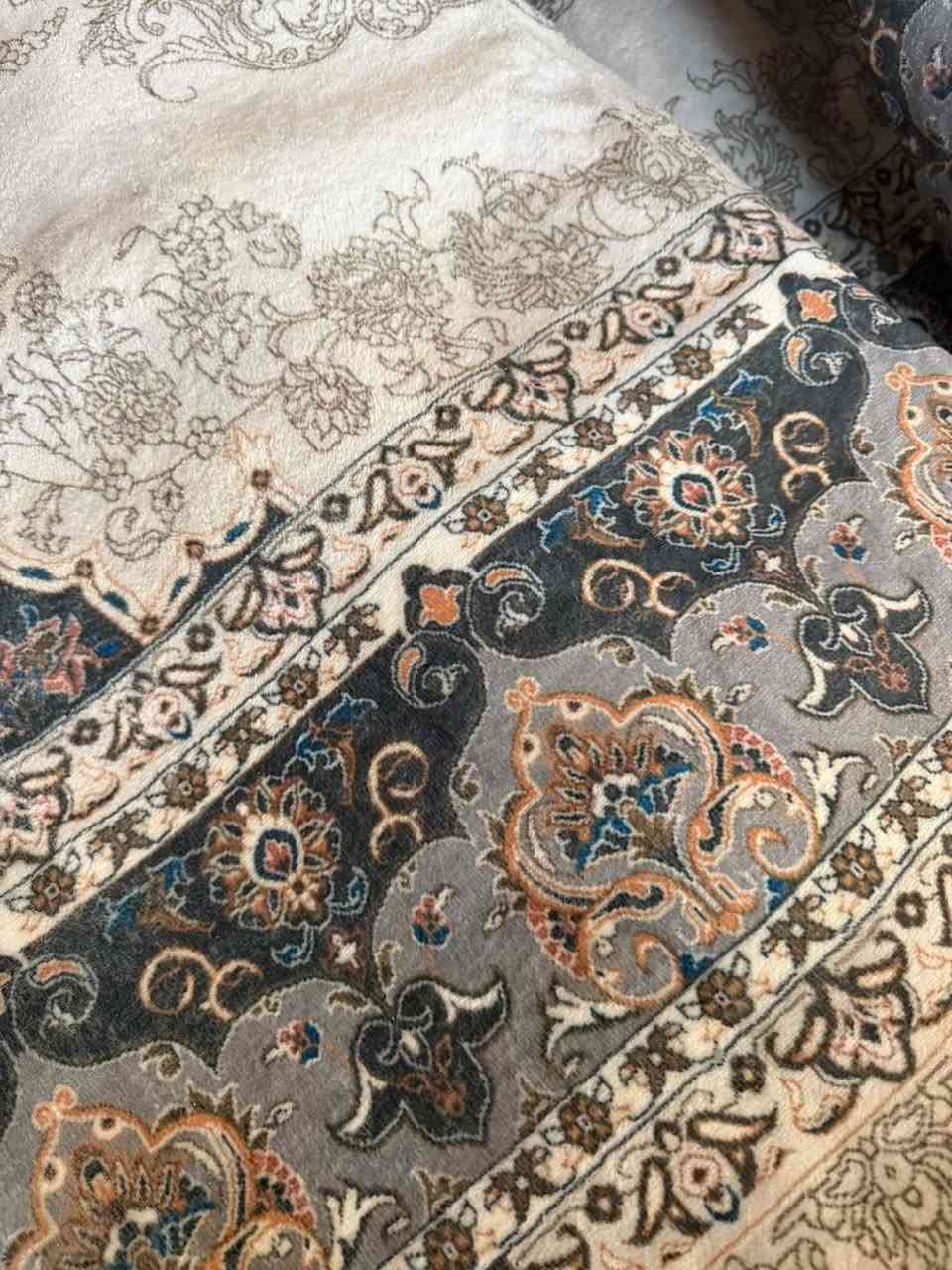 زوليه ثقيل ضهره كوباي تركي برلنت مانع انزلاق فرش مره وحده فقط لون اوف وايت ع تركوازي القياس 4*3 كبيره 
للاستفسار خاص
