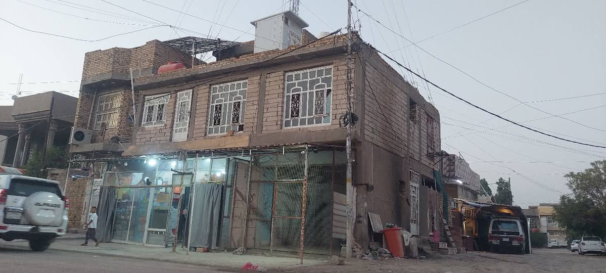 دار للبيع طابو صرف
مساحه 160متر
يحتوي على شقه
مع محلات 
يحتوي على 
اربع غرف نوم
استقبال
هول
مطبخ
حمامات 2
صحيات خارجيه 1
بناء حديث ديكورات جبسن بورد
اشراف مهندسين 
كهربائيات بوري دفن 
وايرات حراري الفنار
ماء دفن خلاطات تسكا دفن 
كامرات 
سبالت دفن يعني للسطح ومأسس
بناء 2020 درجه اولى 
قرب مدرسة النصر 
قرب الجنسيه ومدرسة البهاء المتوسطه 
تبليط كافة الخدمات 
مع الاثاث او بدون اثاث 
(((دار نبيل ابو الانشائيه))) 

***********
واتساب 
***********
