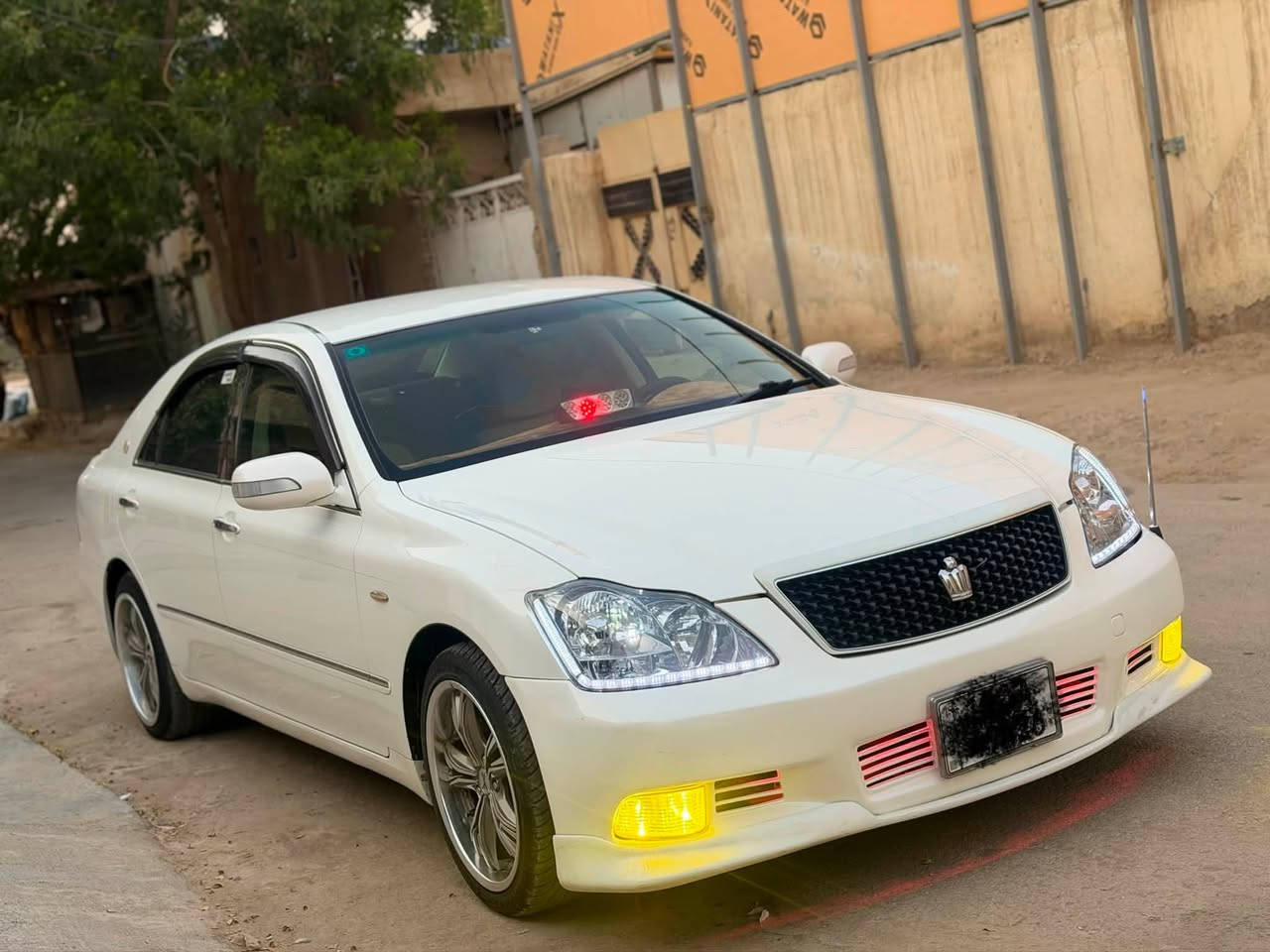 سلام عليكم كراون شاهينه جديده كفاله عامه من كلشي سونارها وياها
موديل 2004 شاصي 82 

3دكم 

بردات حساس كأمره 

رقم بابل نكليزي بآسمي 

سياره معدل عليه هواي شغلات وحلوه 

السعر 148 وبيه مجال 

سياره اصوليه اصوليه 

تحويل ثاني يوم 

***********
