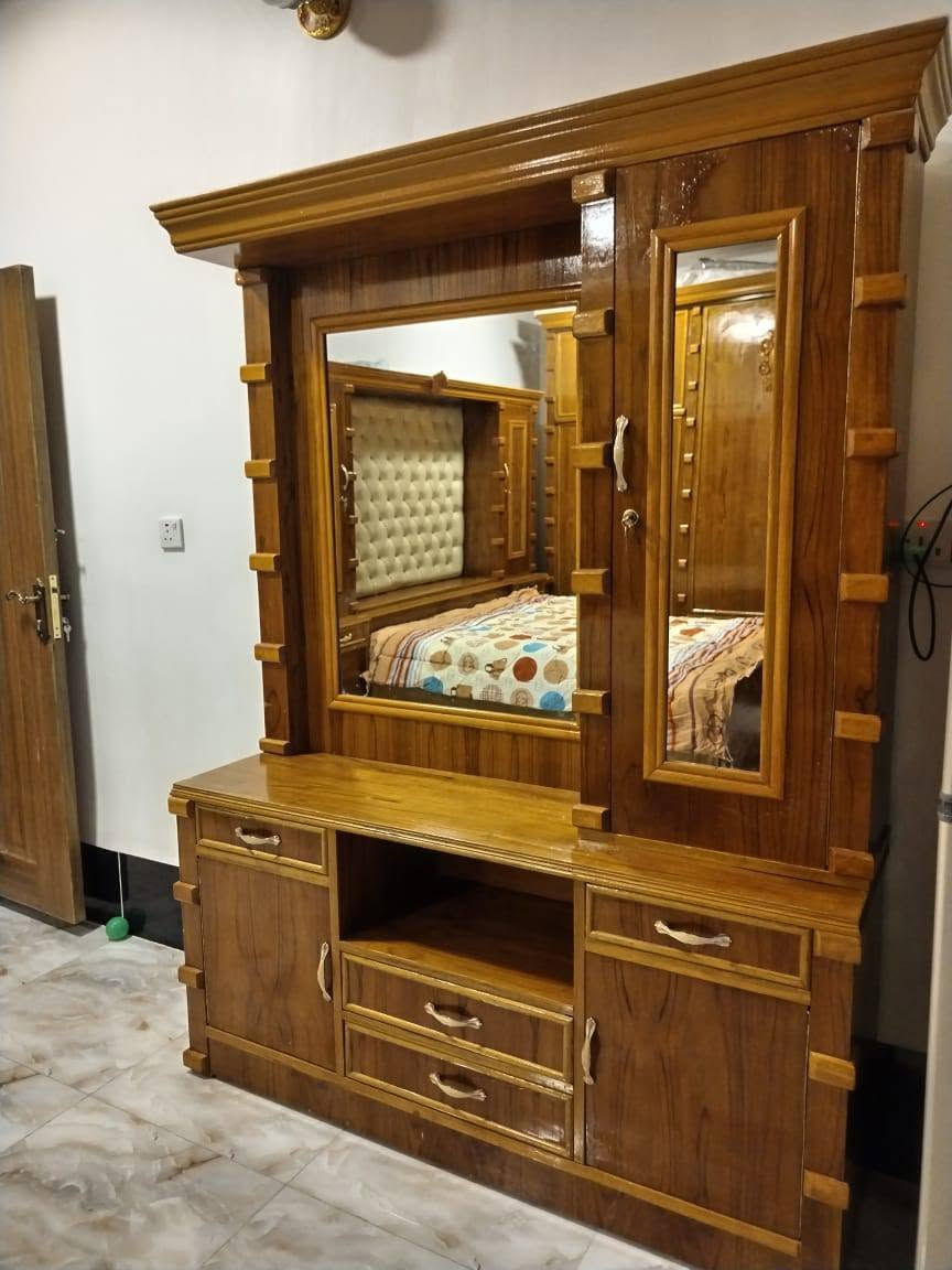 السلام عليكم غرفة للبيع مستخدمة سنة موديل المسرح ٦ابواب ملحق طابقين الخارج صاج ٤ملم
والداخل صاج طبيعي ٤ملم القواعد بلوك صاج 
الزاوية ملحق طابقين باودرتفاع الكنتور مترين و٧٠سم
مع جرباية ضهر الجرجوبه دفن براقي 
ارتفاع الكنتور مترين و٧٠سم 
السعر مليون ٦٠٠وبيها مجال بسيط
اللاتصال أو مراسله واتساب على الرقم 
***********
