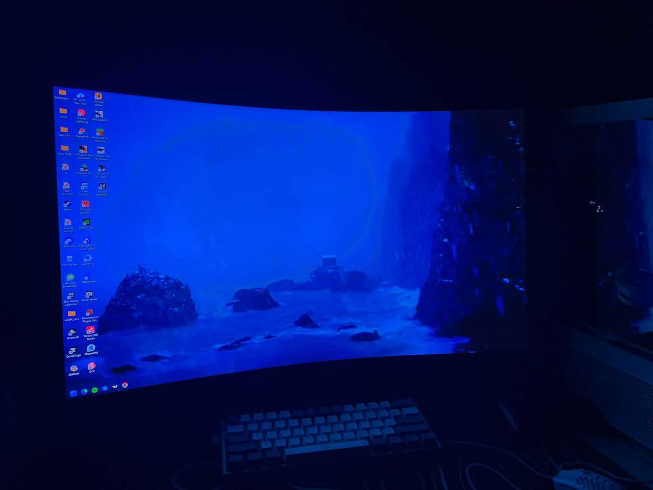 السلام عليكم Samsung odyssey g6
2k (1440 x 2560)

240hz (فريم)

HDMI 2.1 اثنين

DP 1.4

G-sync

HDR 10

حجم 32 inch 

تحتوي على مكبرات صوت 

المونيتر smart بنضام Samsung smart tv مع ريموت واحد

السعر : 550 و بيها مجال 

مكاني : البصرة المعقل و عندي توصيل فقط المناطق القريبة

رقمي : ***********
