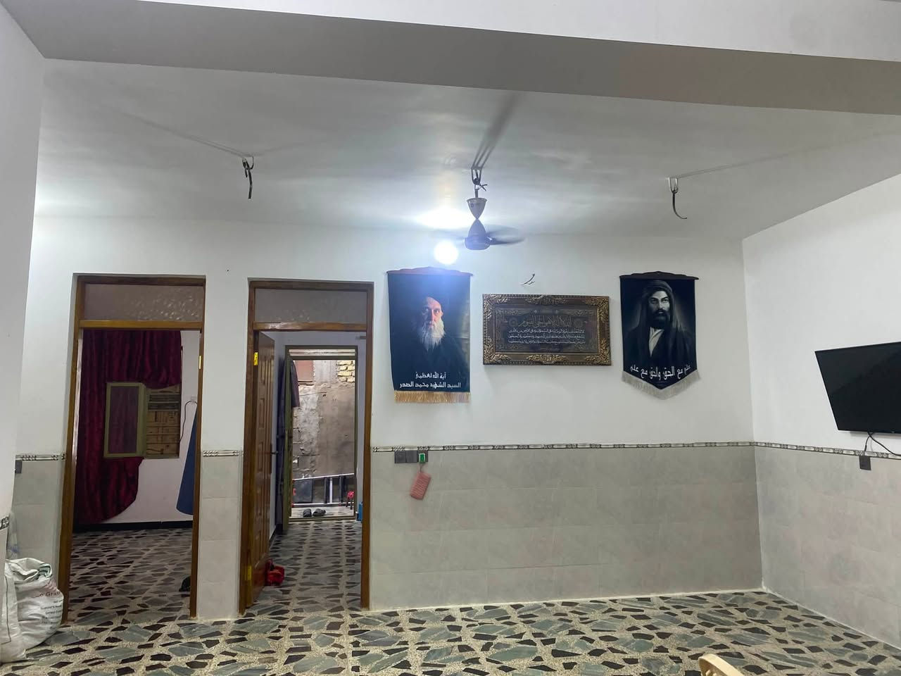بيت. 150 للبيع.  بدايه المنطقه
يحتوي. بيت. ع ٢غرف نوم. صاله جبيره.  ستقبال.   شغل.  صحيات. داخليه وخارجيه.    بيت. نضيف. كلش.        ستقبال وغرفه. ديكور.    بيت.  قريب ع شارع. خدمات. كله متوفره.  مي. تبليط مجاري.   سوق. قريب.   من كل خدمات. متوفره  
موقع البيت مدينه. الصدر.  دسيم. قرب. حسينيه. العصائب.  سعر ٨٠ بي مجال. بصيط كلش   
تواصل. وتساب ***********

