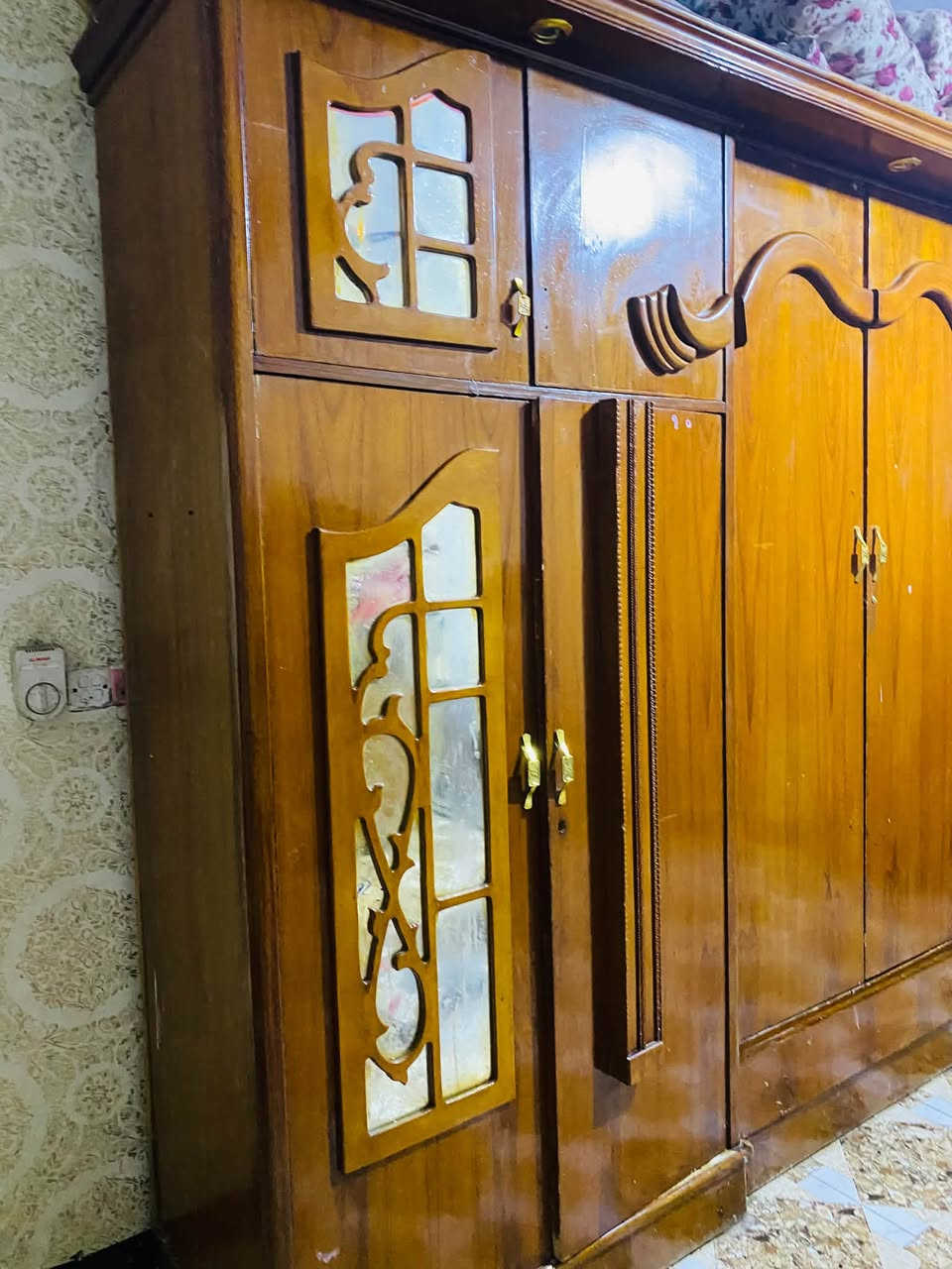 يالله سلام عليكم غرفت أ خشاب  كاملهً بس نقص بوفيه لبيع مستخدمه الصاج الصلي *********** بي واتساب  السعرو 850وبيه مجال
