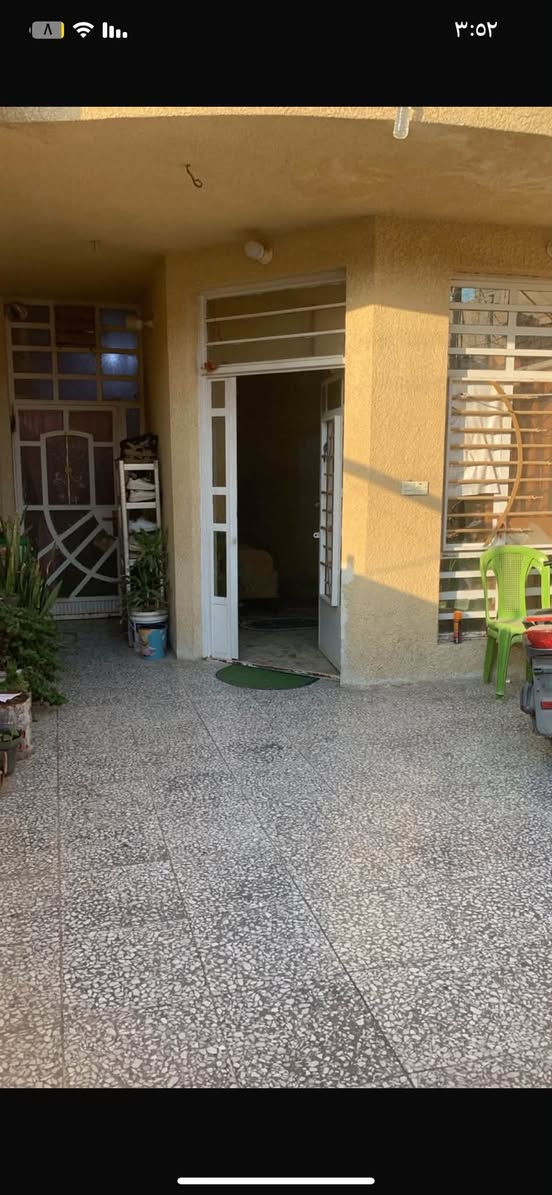 بيت بالديوان خلف جامع الرحمن المساحه١٤٠ الببت كامل مابي اي نقص واجهه ٥ونص والنزال ٢٥ طابو صرف كراج ومطبخ حار  وهول واستقبال وغرفة نوم وخدمات وفوك ٣غرف نوم وبوجه الشمس والسعر ٢٠٠وبي مجال الاتصال على الرقم *********** ابو حسن

نص مكتوب في الصور:
- ٣:٥٢