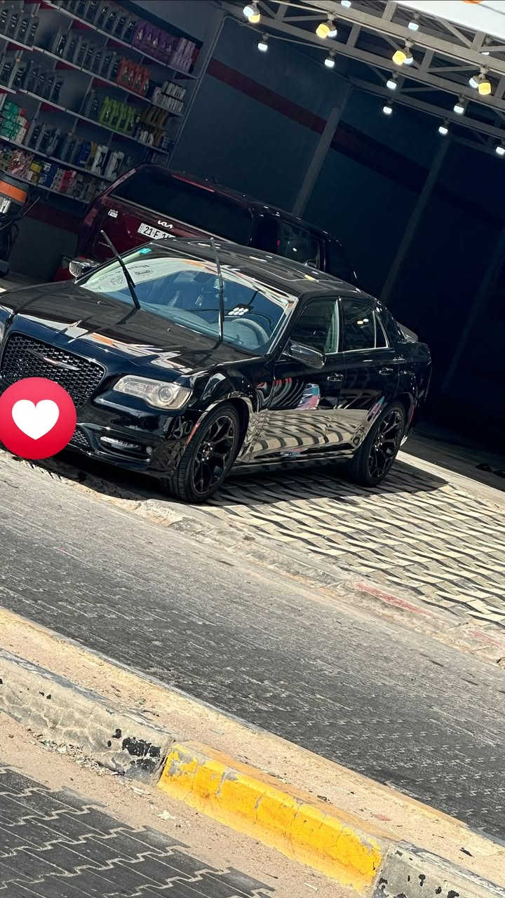 اوباما 2019 رقم بغداد  سنوية ورقم دولي
حادثها مال امريكا جاملغ امامي جهة السايق جدا خفيف
وبالعراق تبدلت بيها باب 
وبيها شبر بالبنيد اثر نقل 
بدون ايرباك
حدادية هذا الشهر بدلتها شركة بور ستيل
منظومة تبريد كاملة جديدة
موصفاتها
بنوراما
كشنات جلد تدفئة تبريد
كشنات حفظ
كاميرا دواره
سماعات الباين
سعرها 210 وبيها مجال 
مكانها النجف
***********
