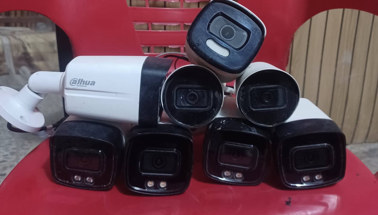 عندي مجموعة كاميرا داهوا مستعمله شغاله عالفحص . خمس كاميرا 5mp . وكامرتان ٤ mp . ولامره وحده 5mp بس هايكفيجن ال . الأصلي عندي .  ***********
