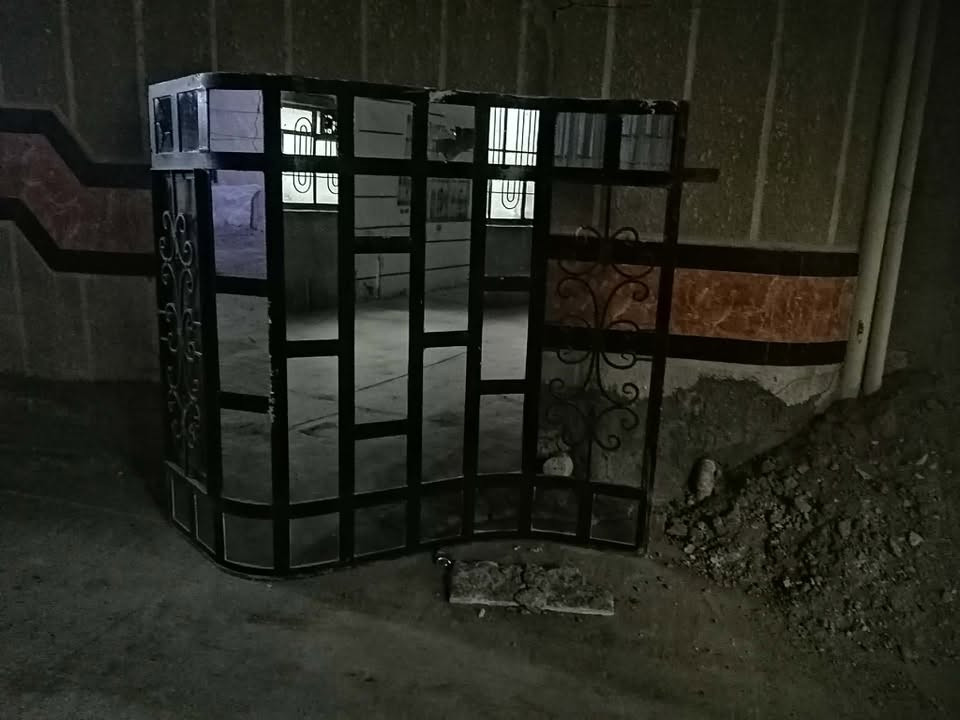 السلام عليكم شباك للبيع طول مترين  وخمسين ارتفاع متر ونص الشراي  يتصل على الرقم ***********
