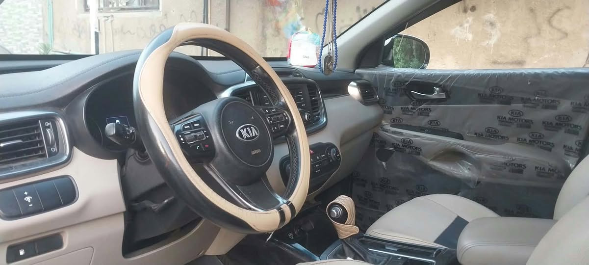 السلام عليكم
سورنتو خليجي محرك 6 سلندر السياره مابيه لا معجون ولا صبغ فقط شخوط بالباب  موديل 2018  
*********** التواصل مع صاحب السياره
