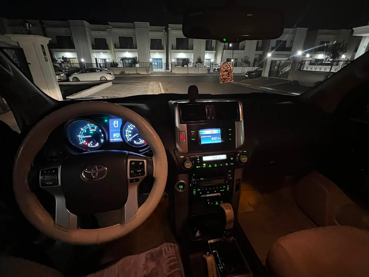🚘 للبيع تويوتا برادو VX فل كامل – موديل 2013
🔹 الموديل: 2013
🔹 الفئة: VX فل كامل
🔹 المحرك: 6 سلندر
🔹 اللون: رصاصي
🔹 الممشى: 315,000 كم
🔹 الحالة: بدون صبغ وبدون دعم

أبرز المواصفات:
✅ دفع رباعي دائم (4WD)
✅ داخلية قماش وكالة
✅ فتحة سقف
✅ مقعد السائق مساج
✅ نظام تشغيل بصمة
✅ كاميرا خلفية
✅ حساسات أمامية وخلفية
✅ شاشة مع نظام صوتي مميز
✅ تحكم بالدركسون مع مثبت سرعة
✅ جنوط ألمنيوم وكالة
✅ ثلاجة وسطية
✅ إنارة LED وكالة داخلي
✅ مرايا كهربائية مع طي أوتوماتيكي

السيارة نظيفة جداً، استخدام شخصي، جاهزة للفحص بأي مكان، ولا تحتاج أي مصروف.

📞 للاستفسار: ***********
📍 الموقع: أربيل
💵 السعر: 26,500
