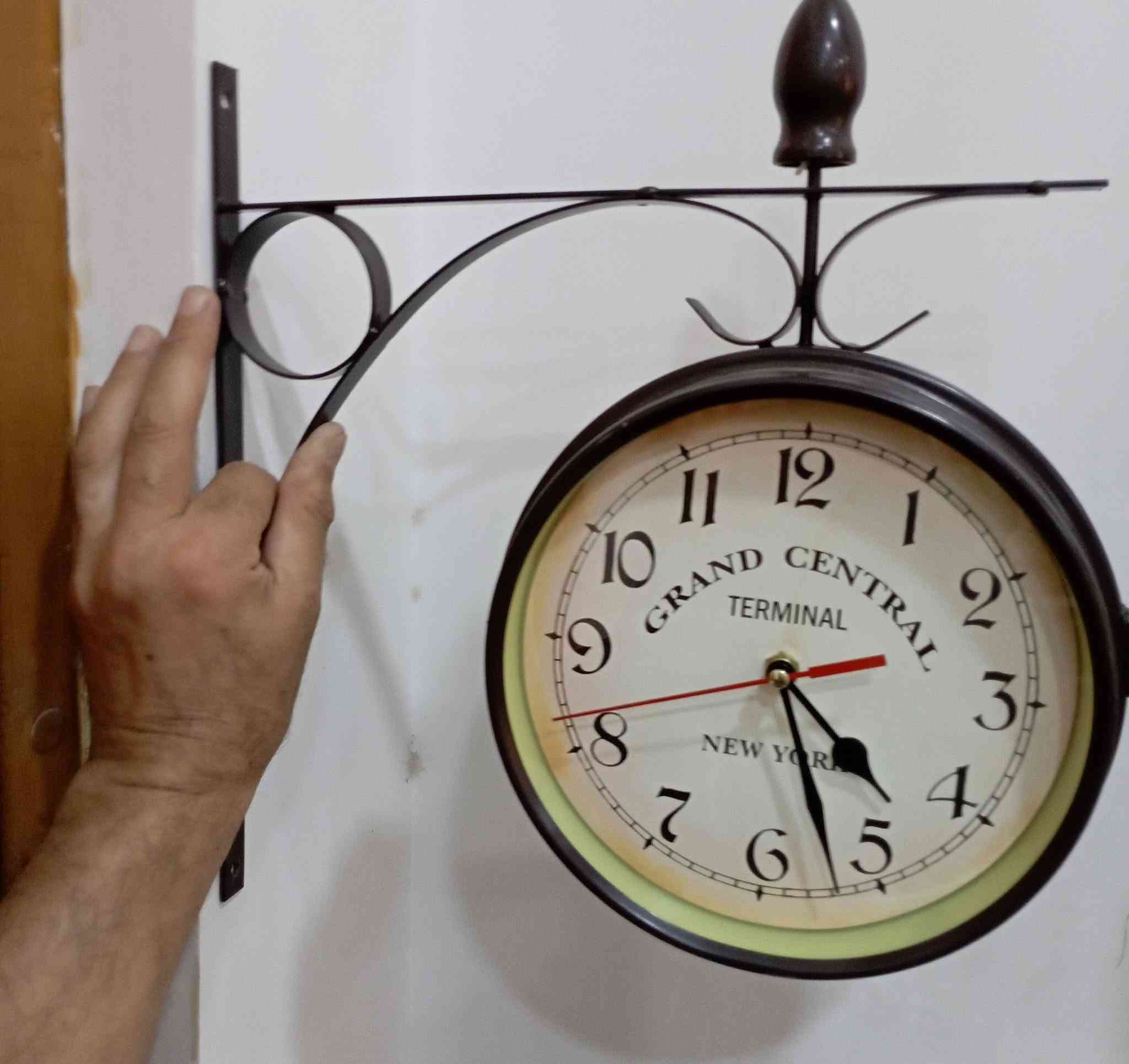 السلام عليكم... ساعة جدارية وجهين ... الاطار مصنوع من الحديد... شكل مميز... نظافة ممتازة ... قطر الساعة 20سم... السعر 35 الف مع التوصيل للاستفسار: ***********
