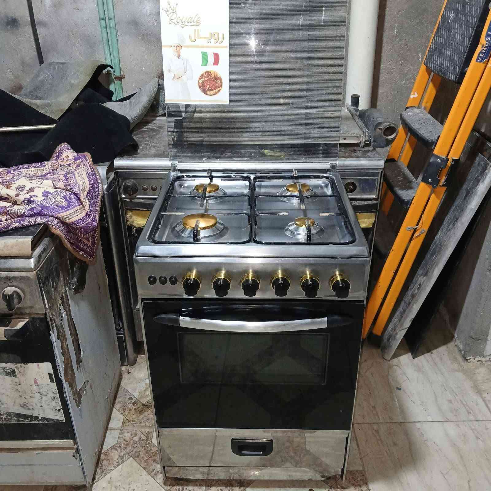 طباخ نوعيته رويال مصري شكل حديث ٤ مشاعل فرن دكمتين استيل شبيه جديد شرط أو شغال على فحص للبيع

نص مكتوب في الصور:
- Royale
- رويال