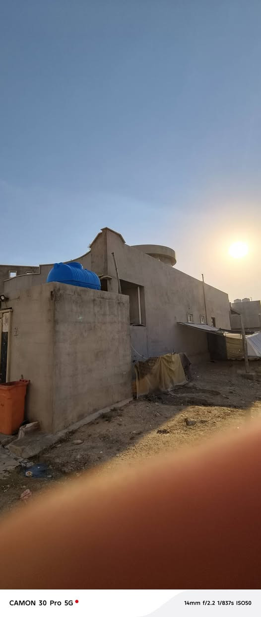بيت للبيع سنة البنا 2019 والتشطيب 2023 خدمات مي كهرب خط موليده كامل مكمل الرض زراعي مساحت البيت 300متر البنا مال البيت 190متر والباقي ارض ترك فر على بيت وارض وره البيت وكراج جبير يتكون البيت قرفتين وقرفه فوك وبيتونه  وهول جبير وستقبال ومطبخ وصحيات للتواصل ويه صاحب الرقم‏‪***********‬‏ مكان البيت يم حي الفلاح الثاني منطقه اسمها السباحه
