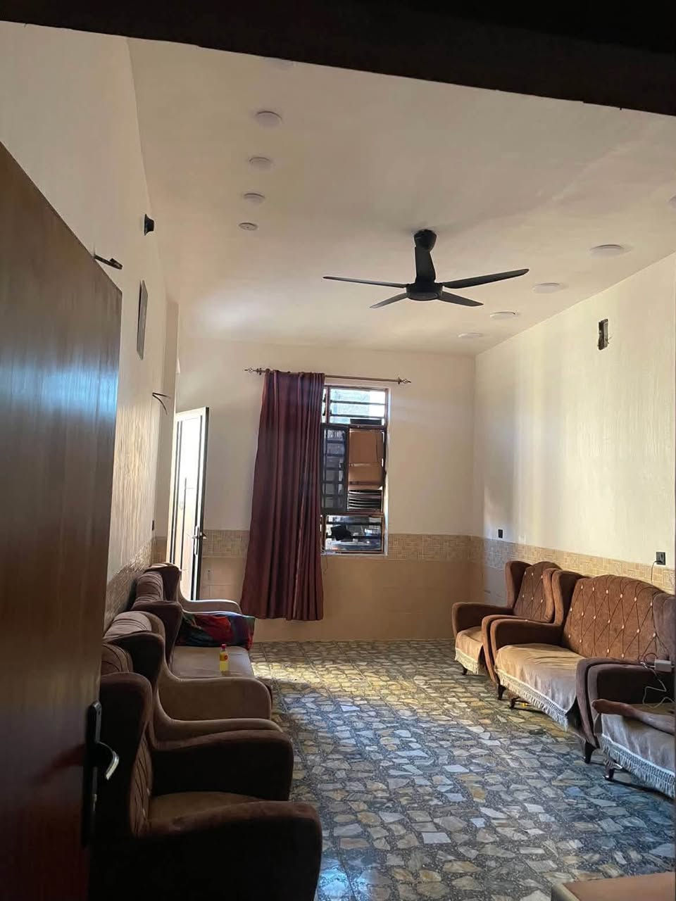 بيت طابقين الزعفرانيه حي الامانه المساحه125الطابق الاول نقص بايات درج والمطبخ الامامي سيراميك نقص فقط اما الباقي فول الطابق الثاني نقص كاشي الارضيه ولبخ 
الاستقبال7*3ونص
مطبخ امامي210*6
الصاله5و75*4ونص
غرفه نوم 3ونص*5و75
مطبخ حراري داخلي2*3
حمام متر ونص *2
بناء2026
رقم القطعه935بعد شارع الروضه
وتفاصيل السعر خاص على الرقم متوفر بي واتساب
***********

