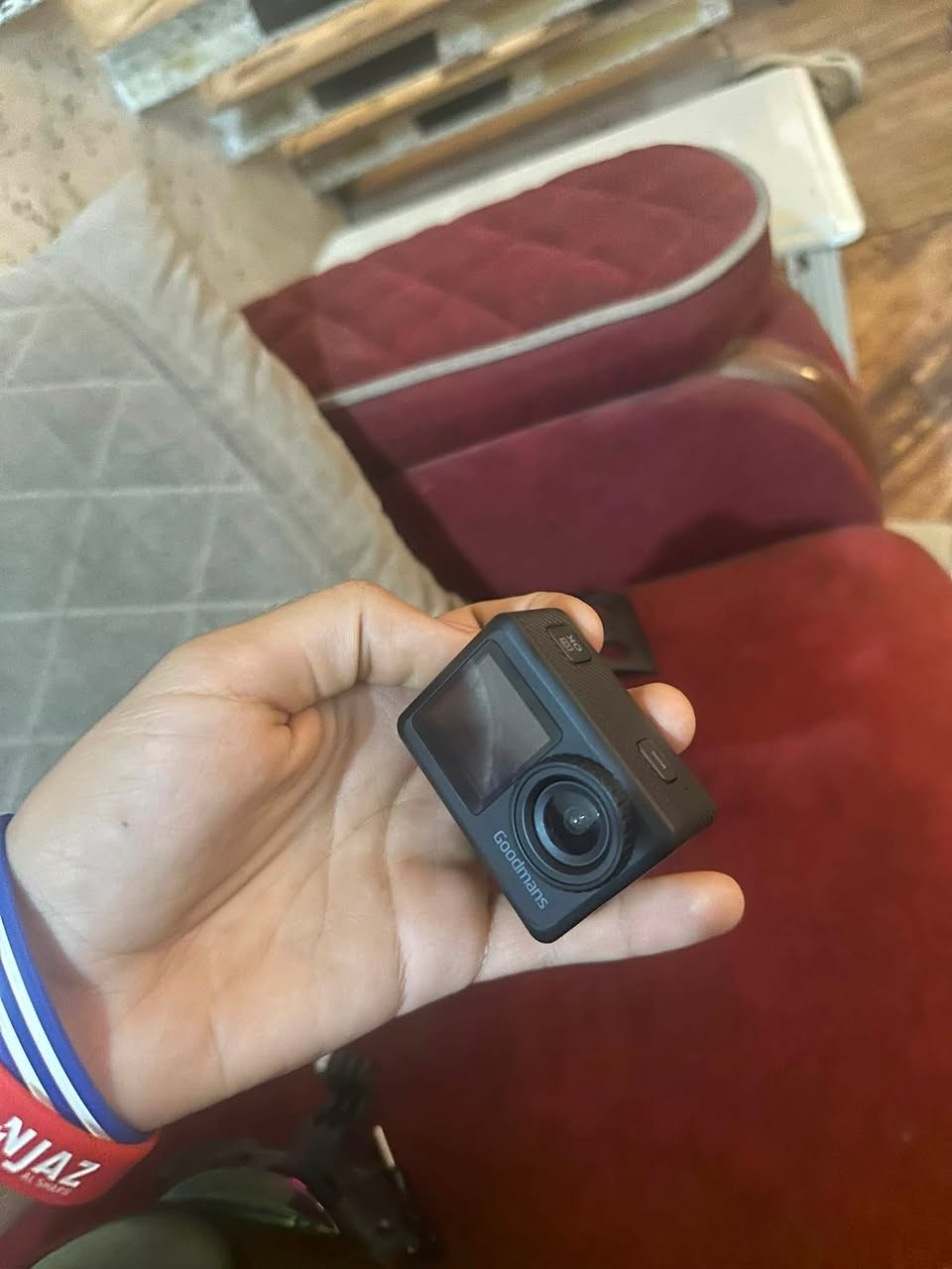 السلام عليكم كامره goodmans
بدقة 1080p FHD
بطاريه 500mph
شاشتين الخلفيه تجي LCD
تدعم microSD
عليها رام عملاق من san disk بحجم 128GB
مقاومه للماء و الصدمات 
منفذ حشن Type-c
وياها كفر خارجي + ستاند يركب عله خوذه 
سعر 75 مكاني زيونه رقمي ***********
