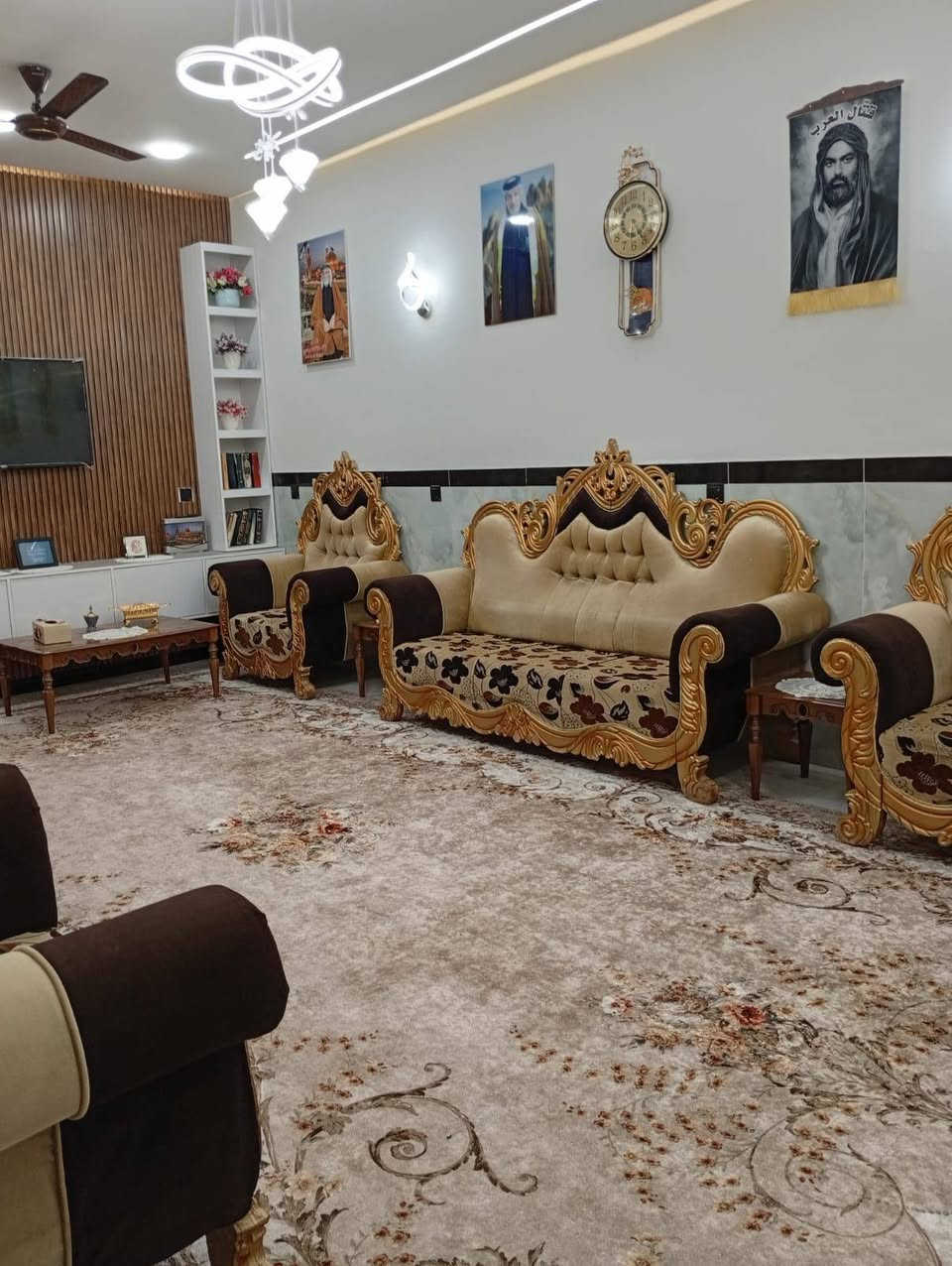 دار 200 متر كربلاء قنطرة السلام سند 25 اقرار محكمه بناء جديد قبل سنه طابوق جمهوري كونكريت مسلح الطابق الارضي غرفتين نوم وصاله ومطبخ ومناور عدد2 واستقبال ومنزع وصحيات منفصله وصحيات للاستقبال خارجيه والطابق الاول 4 غرف نوم ومنزع صغير وصحيات منفصله وصاله الارضيه مرمر الكهرباء بوري ومنظومة انترنيت وكامرات مراقبه وستلايت والسبالت تاسيس على السطح وخلاطات الماء جميعها نوع تركي ضمان 25 سنه يبعد عن الامام 2 كيلومتر نصف ساعه سيرا على الاقدام من البيت الى الامام عرض الشارع 8 مترالبيت عليه 3 مداخل من قنطرة السلام ومن باب بغداد وطريق جديد من شارع الحسينيه للاتصال على صاحب الدار  مباشر  ***********.    ***********
