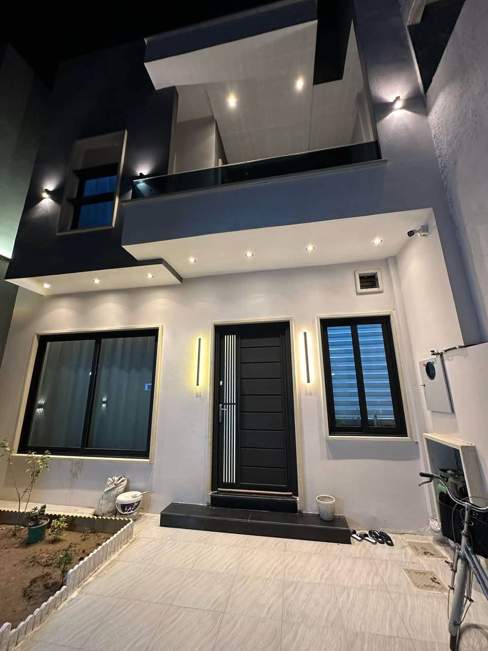للبيع 🏠 

 دار للبيع في منطقه جمعية العدل المساحة ١٧٨م

 طابقين يحتوي طابق الارضي يحتوي على غرفة نوم

     واحدة واستقبال +هول+حمام+WC عدد٢ 
 
 حديقة داخلية+حديقة خارجية/الطابق الثاني يحتوي
 
 على ثلاثة غرف نوم+هول+حمام+WC+بلكونة

   ملاحضة خلف الدار أرض متروكه ترهم حديقة

#عبدالعزيز_الزيدي_للعقار

للاستفساروالطلب اتصل على الارقام التالية

***********
***********
