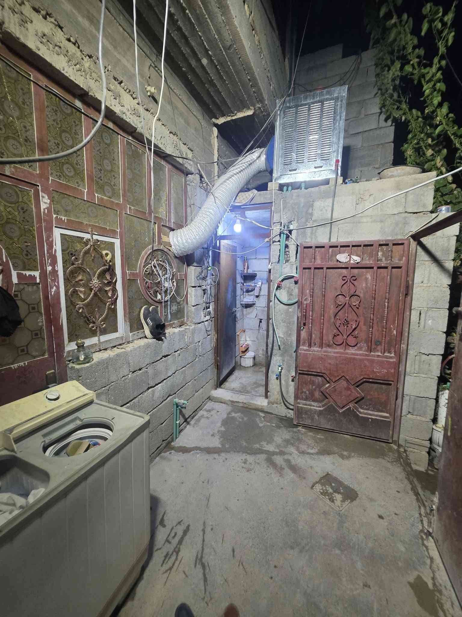 #للــــــــــــــــبيع منــــــــــــــزل مــــــــــــــــساحة١٠٠مــــتر 
 طـــــابو زراعي سند ٢٥ تحويل ثاني يوم 
تفاصيـــــــــــل الدار
غرفة نوم.               👇
صالة كبيره.   👈   ٤٢مليون وبي مجال للطيبين 👉
إستقبال.                ☝️
مطبخ 
بيتونة كبيره 
مع مجموعة صحيات 
العنوان الدار صلاح الدين قضاء بلد حي الأمير خلف معمل ريتاج 
*********** واتساب
أو مراجعة مكتب التميمي للعقار العنوان صلاح الدين قضاء بلد شارع سيد محمد ع قرب مجمع البركات
