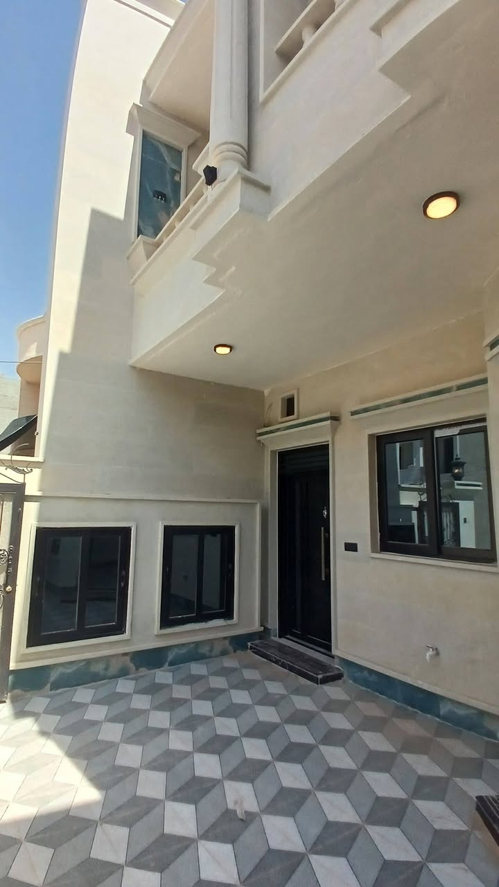 🏡 فرصة عقارية فاخرة | دار سكني فخم (زيرو) للبيع
📍 الموقع: تكريت – الديوم (منطقة التصنيع / بالقرب من شارع 30)
📐 المساحة: 150 م² (الواجهة 7.5 م × النزال 20 م)
✨ التفاصيل والمعالم المعمارية:
 * المساحات الداخلية: 4 غرف نوم واسعة | صالة استقبال فخمة | مطبخ بتصميم عصري
 * الخدمات والتجهيزات: 3 مجاميع صحية معلقة (نظام دفن) | أبواب داخلية تركية فاخرة
 * التشطيبات واللمسات الفنية: ديكورات سحب مغربي حديثة | سطح مكسو بالشتايكر المقاوم
 * المنظومة الأمنية: متكاملة ومجهزة بنظام كاميرات مراقبة حديث
📞 للتواصل والاستفسار:
 * ***********
 * ***********
🏢 مكتب أرض الأحلام للعقار
📍 تكريت – شارع الأربعين – بالقرب من فندق بلازا
🌐 نستقبل وعرض كافة العقارات (دور، أراضي، تجاري) في تكريت وجميع المحافظات.

نص مكتوب في الصور:
- أرض الأحلام للعقار
- ارض الأحلام للعقار