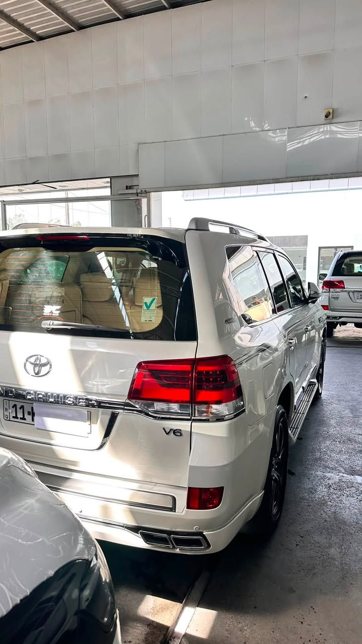 تويوتا لاندكروزر  2021 GXR (Grand Touring – SAS)
 (باب أول – شركة SAS) 
السيارة على وضعها البلدي (أصلية بالكامل)
بدون صبغ، بدون بارد، بدون تبديل، بدون رمل
دعاميات ولحيات بشرط وكالة مغلفه PPF 
كفالة عامة من كلشي
محرك بشرط 
4 تايرات دنلوب أصلية جديدة
سنوية + زنك + رقم كلها جديدة وجاهزة
جاهزة 100% بدون أي نقص
المواصفات (فل فل 1/1)

🟪 السعر  :: اتصل 

فتحة سقف
بصمة تشغيل + أبواب (2 بصمة)
تشغيل عن بعد
صندوق شفط (كهربائي)
3 شاشات
4 كاميرات
شحن وايرلس
كشنات جلد + كشنات كهرباء (كشن السائق 3 دكم)
ثلاجة
نظام ECO
حساسات أمامي وخلفي
مرايا شفط + طي أوتوماتيك
لايت LED + زينون بلادي
داخل بيجي
ستيرن تحكم  

للبيع او مراوس 

مكان بغداد 

*********** // ***********📞
