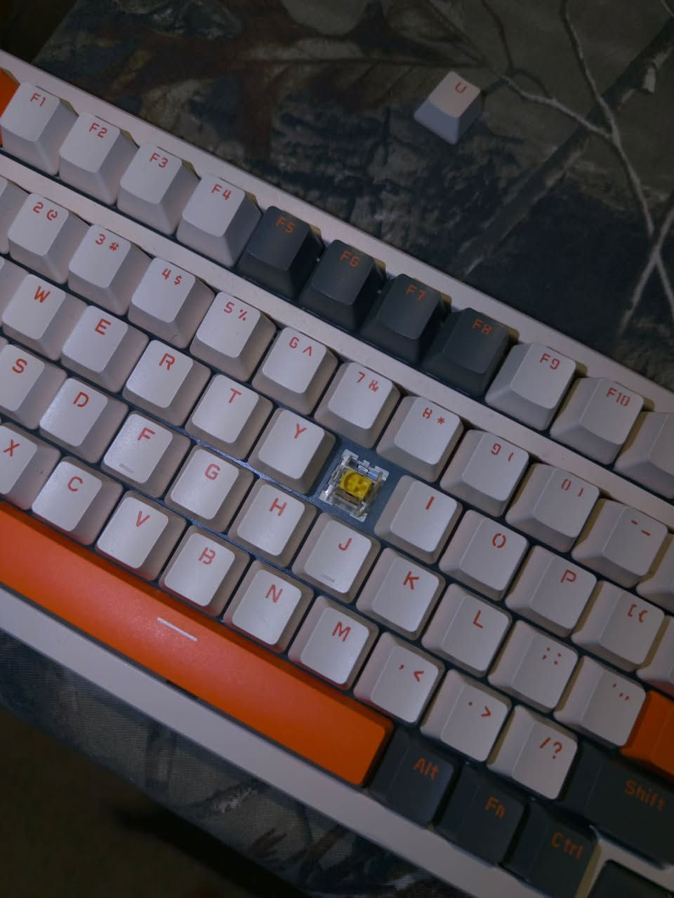 للبيع: كيبورد ميكانيكي احترافي ATTACK SHARK K98 RGB (استخدام بسيط جداً)
الوصف والحالة:
الكيبورد بحالة ممتازة، استخدام خفيف جداً وخالي من أي مشاكل أو عيوب.

⚙️ المواصفات 
 الموديل: ATTACK SHARK K98 RGB
 النوع: كيبورد ميكانيكي (Mechanical Keyboard)
 الحجم والنمط: 96%

💰 السعر والتواصل
 السعر: 50,000 وبي مجال 
 المكان: [ كربلاء ]

التواصل : ***********

