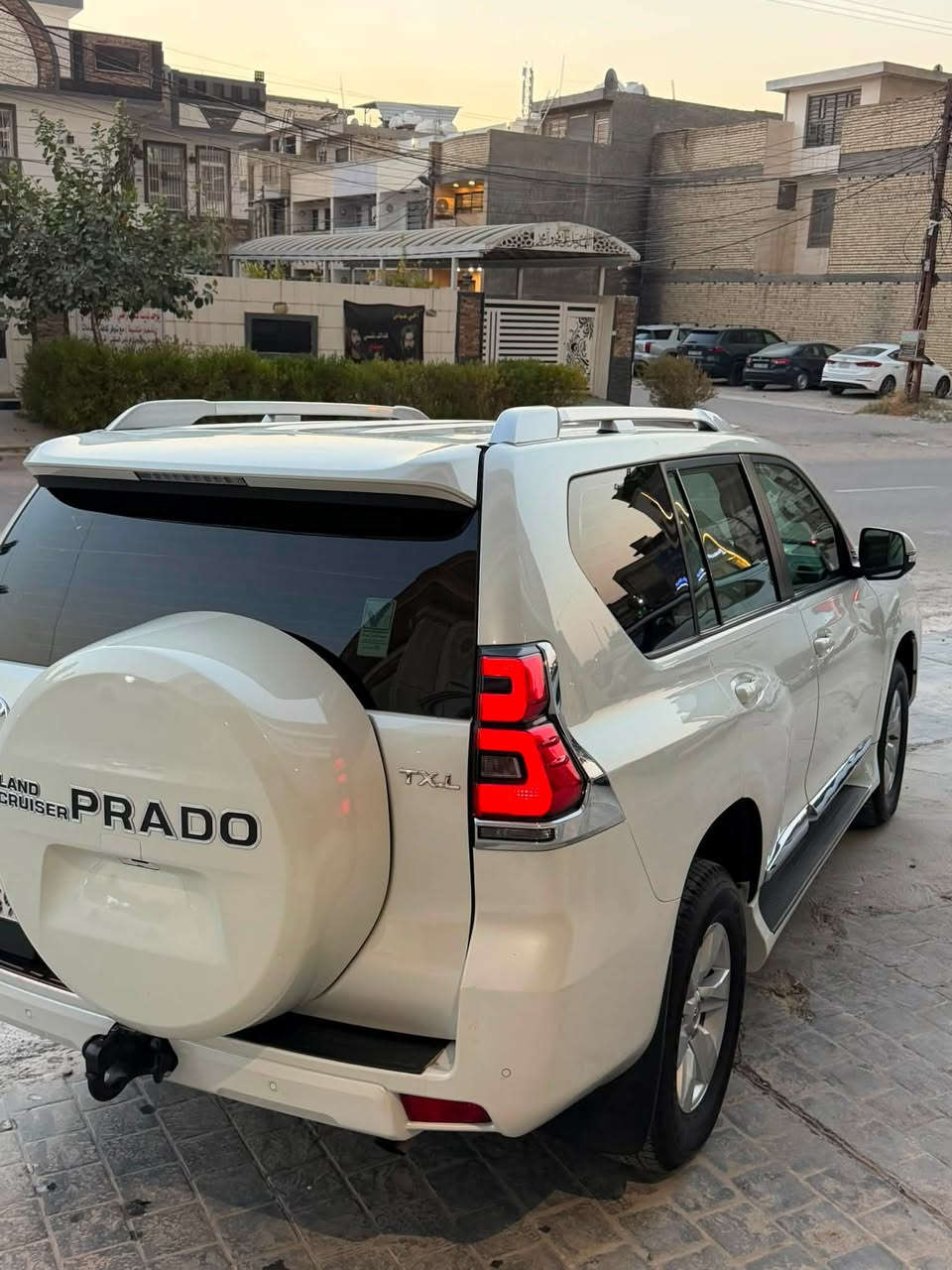 السلام عليكم 
برادو موديل ٢٠١٨ TXL ساز 
للبيع فقط بدون مراوس 
بيها ٣ اماكن بارد والباقي كفاله عامه 
مواصفات TXL معروفة 
محرك V6 
ماشية 93,000 Km حقيقي 
صيانه السيارة كلها بشركة ساز من الزيرو لحد الان 
سيارة على وضع شركة ترايها زيرو 
رقم بغداد بأسمي تحويل مباشر 
سعر / 35,500 
مكانها بغداد علي صالح مقابل مرور الطوبجي 
للاتصال / ***********
