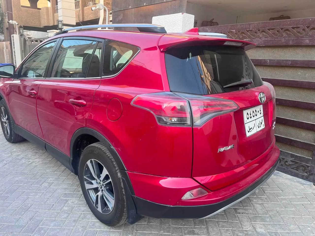 � للبيع تويوتا RAV4 موديل 2017

* الموديل: Toyota RAV4 2017
* اللون / أحمر
* مواصفات xle 
* الممشى: 134,000 كم
* الحادث: كانت حادثة جاملغ وتم تصليحها
* : إيرباك دركة + بردة مبدلات
* رقم اربيل 
مكان سيارة بغداد حي الجامعة
سعر 138 ورقة
***********

نص مكتوب في الصور:
- 2017 فول مواصفات