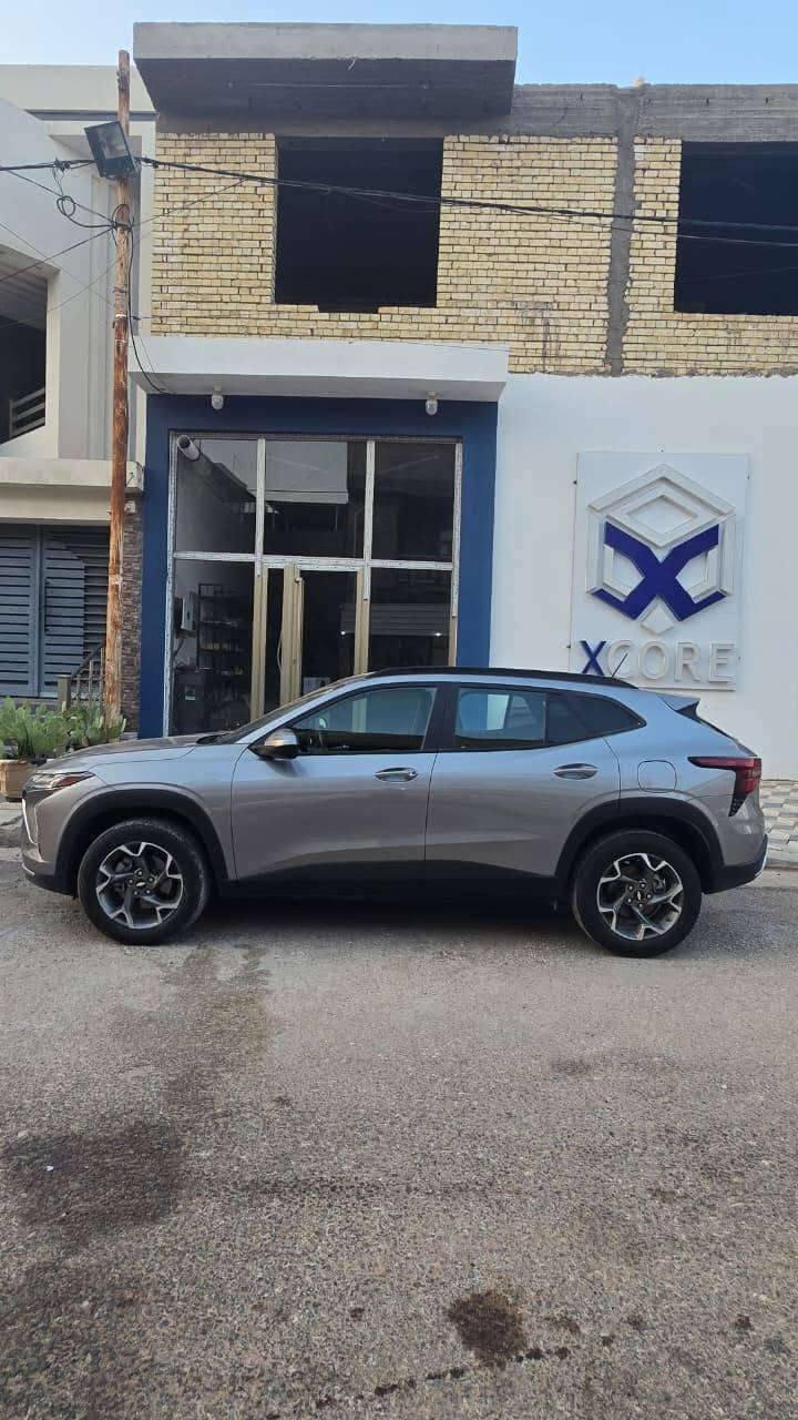 سلام عليكم 

(Chevrolet Trax LT) 2024

​⚙️ الأداء والمحرك
​المحرك: 3 أسطوانات بسعة 1.2 لتر مع شاحن توربيني (Turbo).  

​القوة: 137 حصاناً وعزم دوران يبلغ 220 نيوتن.متر.  

​ناقل الحركة: أوتوماتيكي عادي من 6 سرعات (وليس CVT)، مما يعطي استجابة وسياقة أفضل.  

​نظام الدفع: دفع أمامي (FWD).

​استهلاك الوقود: تقريباً 12.7 كم/لتر داخل المدينة، و13.6 كم/لتر على الطرق السريعة (معدل اقتصادي جداً).

رقم المركبه نجف 

حادث السياره مرفوق مع صور السياره
 ورقم الشاصي :-
#KL77LHE27RC152817

سعر السياره يبلغ 22،500،000

 22مليون و500 الف دينار عراقي
بيها مجال بسيط للشراي الجاد
ملاحظه السياره فقط بيع بدون مراوس 

للأتصال والاستفسار 
***********
