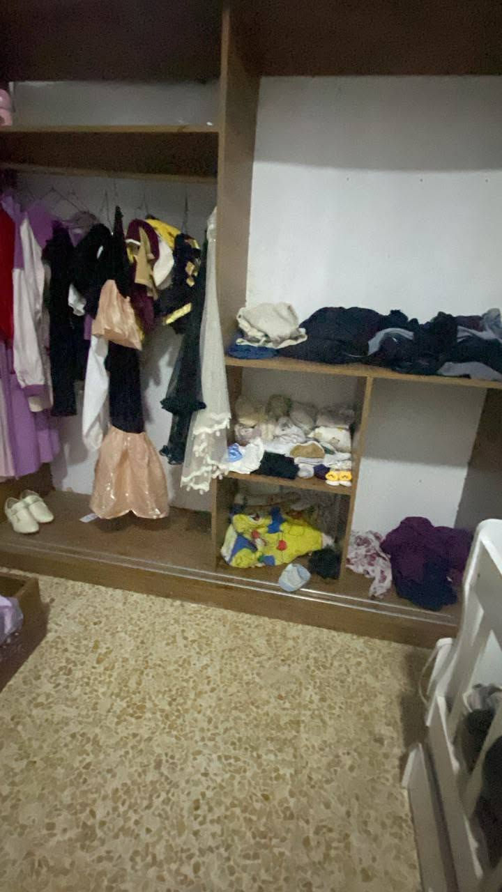 غرفه نوم تركيه 5قطع بس ميز التواليت ماكو مكسور بس المرايه موجوده وابواب القناصير موجودين والغرفه مابيها كلشي سعرها 250 وبيها مجال مكاني موصل جانب الايمن عياده الخزرج ***********اسمو خالد
