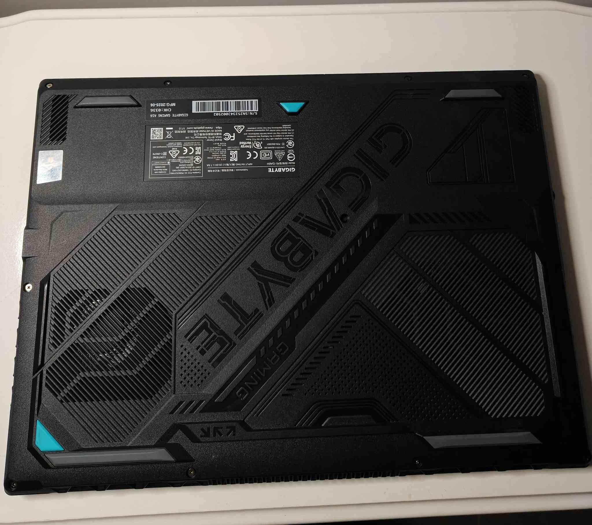 🔥 Gigabyte A16 – قوة المعالجة والأداء الحديث! 🔥

💻 المواصفات التقنية:

🧠 المعالج (CPU): Intel® Core™ i7-13620H (الجيل الثالث عشر، 10 أنوية / 16 مسار، تردد يصل إلى 4.90 GHz لمعالجة فائقة السرعة)

🎮 كرت الشاشة (GPU): NVIDIA® GeForce RTX™ 5060 (بسعة 8GB GDDR7) + Intel® UHD Graphics (أداء جبار وتقنيات حديثة لتشغيل أقوى الألعاب والتصاميم)

⚡ الرام (RAM): 16GB DDR5 (ذاكرة فائقة السرعة لسلاسة مطلقة في إنجاز المهام المتعددة Multi-Tasking)

💾 التخزين (Storage): 512GB PCIe NVMe M.2 SSD (سرعة استجابة خاطفة وإقلاع فوري للنظام والبرامج)

🖥️ الشاشة (Display): 16.0 بوصة بدقة WUXGA (1920x1200) أبعاد 16:10 بتردد 165Hz IPS (تفاصيل حادة، ألوان رائعة، وسلاسة عالية في الألعاب)

✨ حالة الجهاز: زيرو / نظيف جداً بحالة ممتازة (بەکارهاتووی خاوێن و بێ کێشە)، خيار مثالي للألعاب الحديثة، صناعة المحتوى، البرمجة، والتصاميم الهندسية.

📞 للتواصل (واتساب أو اتصال): ***********

📍 العنوان: كركوك – بنجا علي (کەرکوک – پەنجا عەلی)

🏢 متجر خبيب للابتوبات
