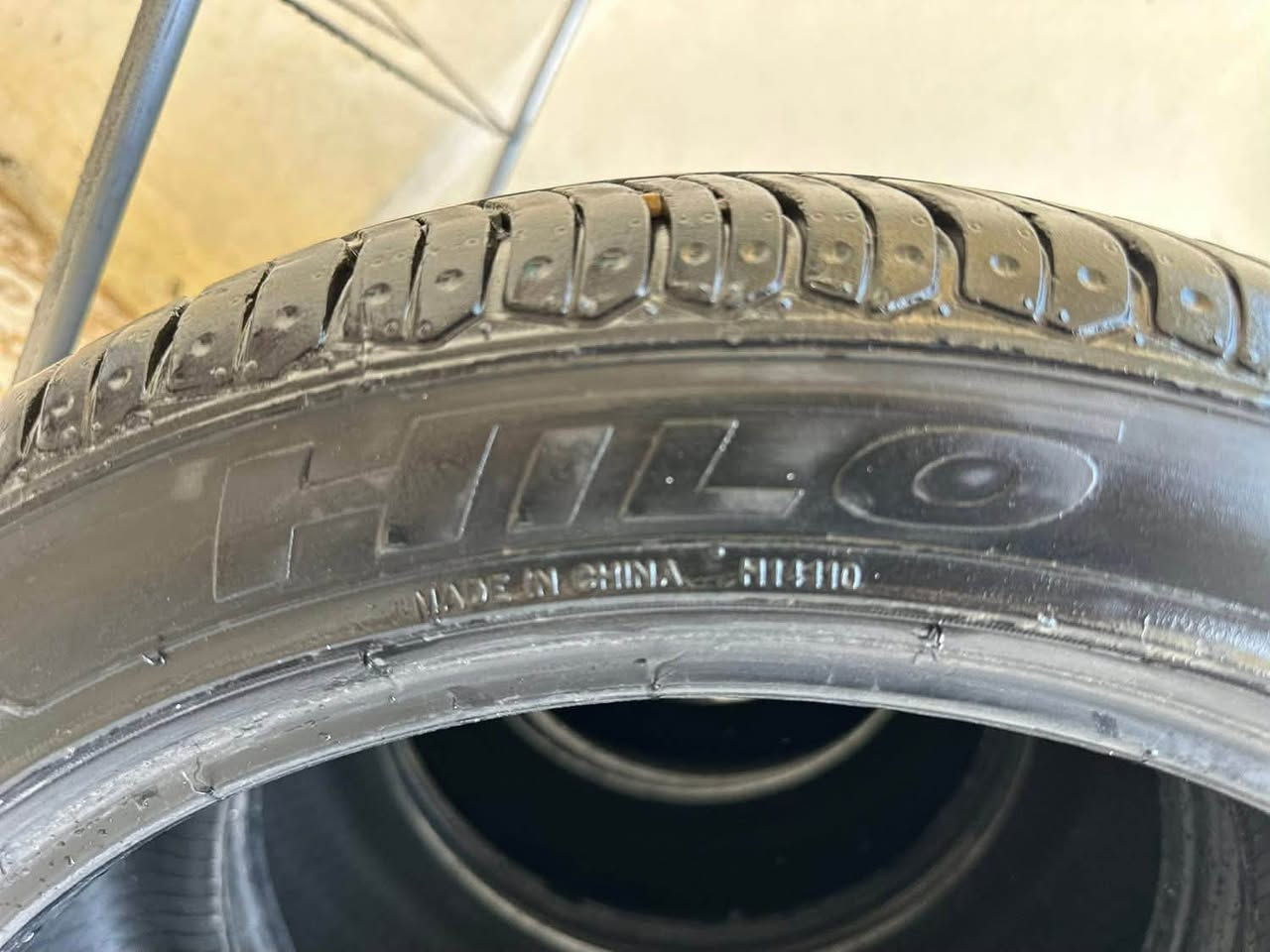 للبيع تخم تاير هيلو صيني قياس 215/45/17 اخو الجديد انتاج 2023 نظافته 90% لاجغده ولافتيله السعر 100 ألف قفل يوجد توصيل لكل المحافظات ***********
