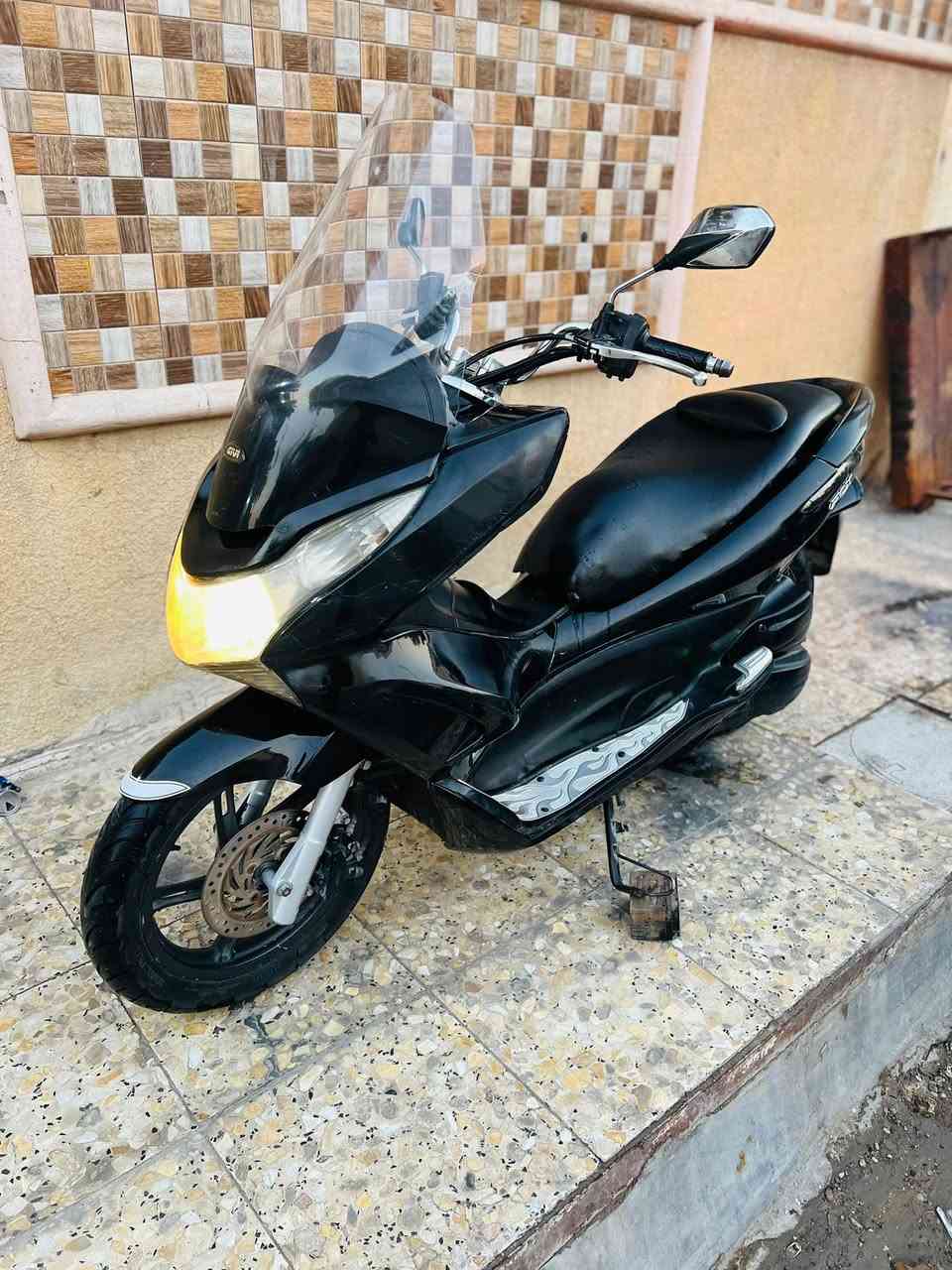 السلام عليكم pcx جيل اول ياباني اصلي مكينه لوك برغي ممفتوح بيه على ايدي منزله حساس ازدحام حساس استان كله شغال مكينه 150  شلعه معدل فول  السعر 900 وبيه مجال الهاتف *********** العنوان بغداد اتصل وبيك خير ودلل
