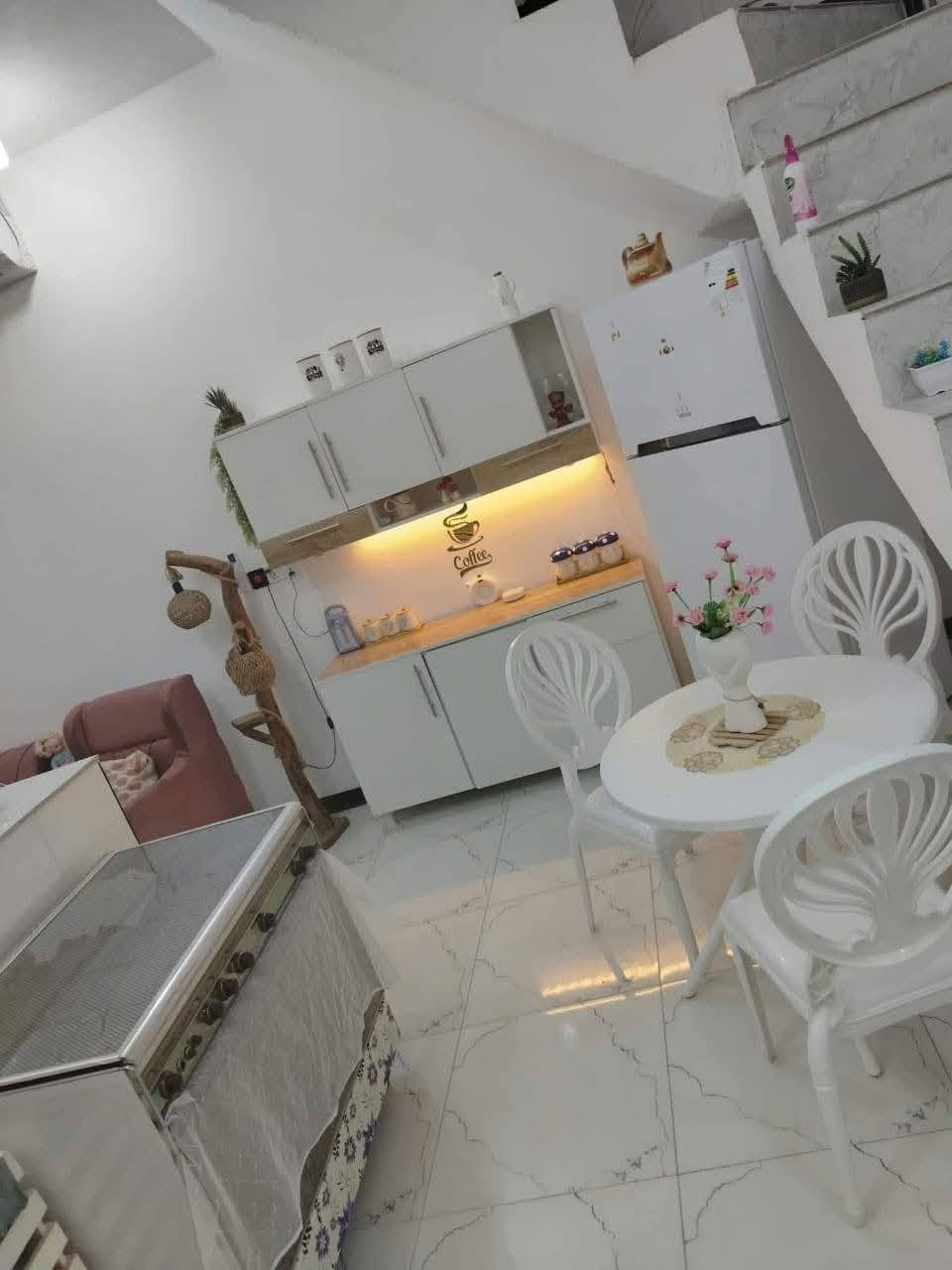 بيت للبيع طابو زراعي مسجل بالبلدية مساحة 100 متر كوت/حي الحكيم شارع ظافر زرزور قرب المدرسة تفاصيل البيت بناء طابوق يحتوي على غرفة وصالة ومطبخ واستقبال السعر ٣٧وبيه مجال للاستفسار الاتصال علي ***********
