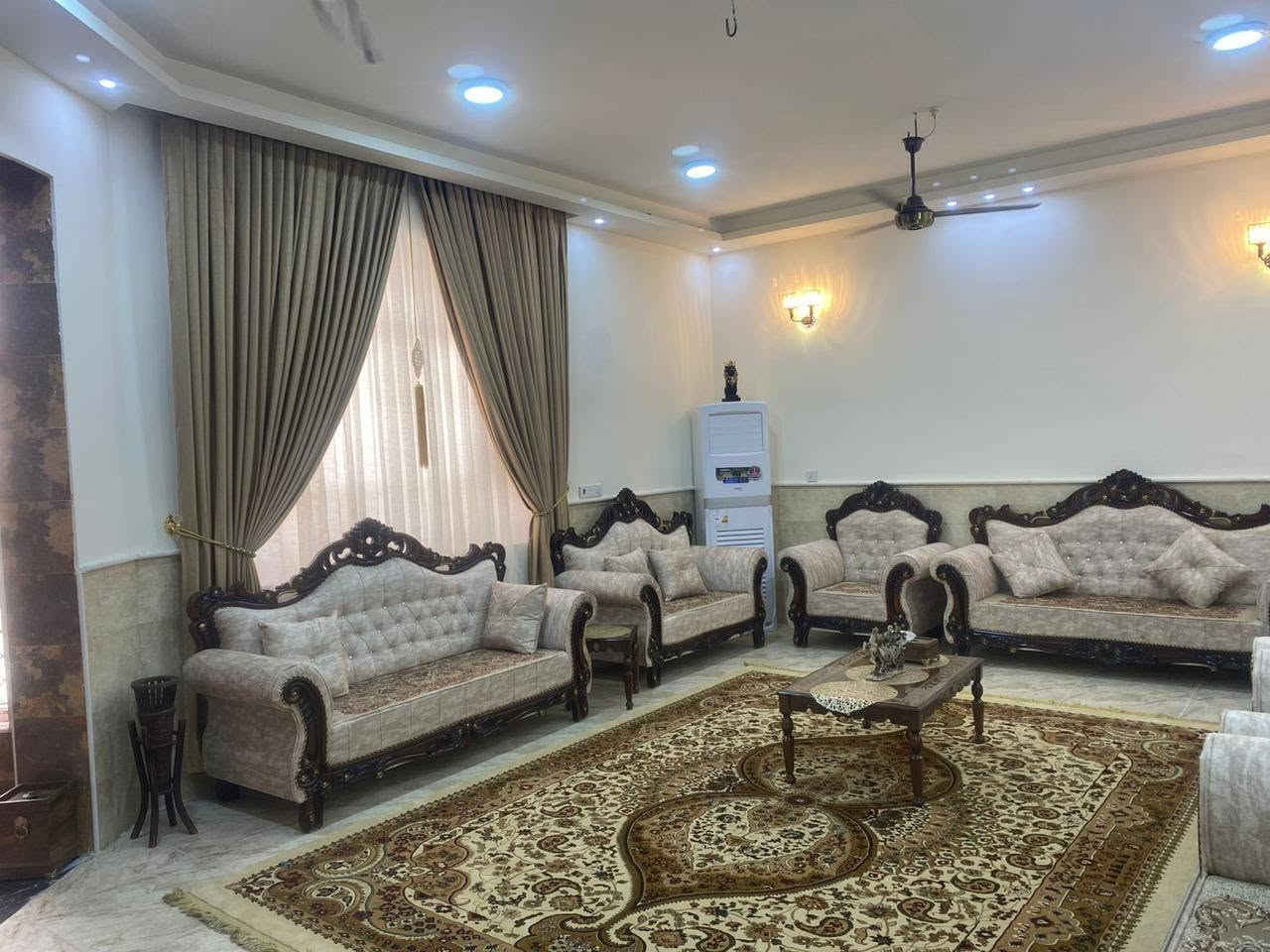 بيت للبيع حي البلديات الاطباء الاخصائيين خلف البنزين خلف سما كربلاء موقع مميز ثاني بيت عن الشارع العام مساحته 250 متر بناء 2024 يباع مع الاثاث خمس غرف نوم بيت  صار استقبال مطبخ صحيات عدد سته ***********
