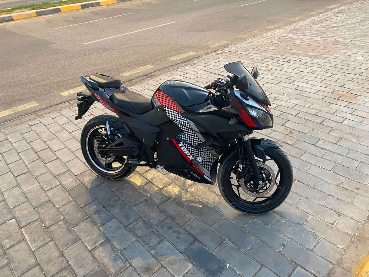 ⚡ دراجة شحن بطح كهربائية للبيع
إذا تريد دراجة ماشية قليل و عملية واقتصادية للمسافات القريبة، هاي الدراجة خيار مناسب إلك 👌

🔋 بطارية 72 فولط – 30 أمبير
⚙️ ملف 2000 واط
🏍️ سرعتها فوك 60 كم/ساعة
🔋 تمشي تقريباً 40 كم بالشحنة الواحدة
📍 ماشية فقط 4479 كم
💡 كل الكهربائيات شغالة
✅ بيها مواصفات وإضافات هواي

🎓 تفيد الطلاب اللي مدارسهم قريبة
👷‍♂️ وتفيد اللي شغلته قريبة ويروح ويرجع بيها

📍 مكان الدارجة: النجف الأشرف

🎥 موجود فيديو للدراجة، بيه كل التفاصيل والمواصفات.

💰 السعر: 1,500,000 د.ع

📱 للاستفسار والتفاصيل واتساب:
***********
