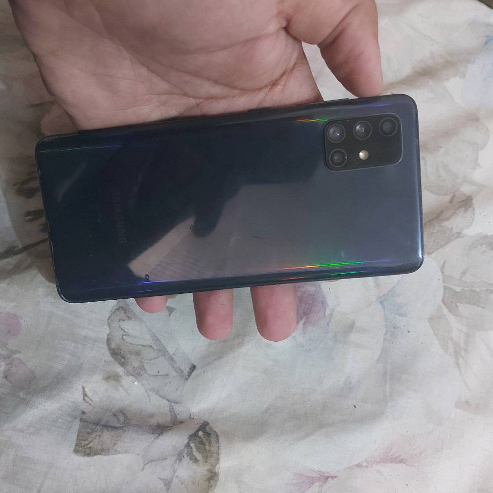 📱 للبيع سامسونگ Galaxy A71
🔹 الذاكرة: 128GB
🔹 يدعم شريحتين SIM
🔹 الجهاز نظيف جدًا
🔹 الشاشة والجهاز بحالة ممتازة
🔹 الجهاز نفتح فقط السماعة متحركة جانت وعدلها ابو تلفونات وشاشته صار بيها فطر بسيط وخليته لزكة الاصلية ضد الكسر 
🔹 بدون أي ملحقات

م🎮 PUBG: يشغل 60 فريم

💰 السعر: 150 وبي مجال للشراي
📍 المكان: بغدادال حي الفرات
 التواصل خاص.