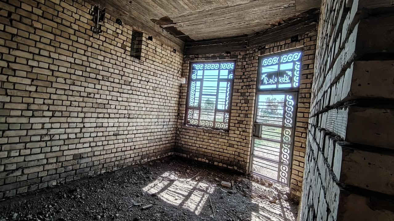 قع للبيع هيكل بسعر مناسب وموقع يجنن مقابل بنايه المرور يبعد 50عن سايدين 
​🏠 معلومات العقار الأساسية:🔈🔈***********
​نوع الملكية: طابو صرف.300م يصير بصفهه المتنزهه 
​الحالة الإنشائية:كونكريت ، أساس مدكوك مع رباط.
​السياج الخارجي: مبني بالكامل بالأعمدة (الدنك)، ومتبقي فقط إكمال الواجهة الأمامية.
​📍 الموقع:
​المحافظة: الديوانية - الدغارة.
​المنطقة: هور الجبور (مقابل بناية المرور).
​📐 التفاصيل والمساحات:
​البراني: 8.5 متر.
​الغرفة الأولى: 7 × 3.5 متر.
​الغرفة الثانية: 6 × 3.5 متر.
​الصالون: تصميم سداسي الشكل.
​المطبخ: 5 × 3.5 متر.
​المرافق الصحية: مجمع صحيات داخلي + مجمع صحيات خارجي
